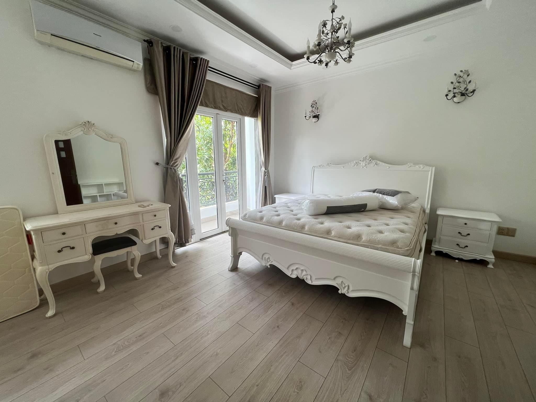 Cần cho thuê nhà phố vườn Nam Đô, phú mỹ hưng, quận 7. Diện tích: 8x18m, hầm, trệt, 2 lầu, áp mái. 4 phòng ngủ, phòng thờ, phòng sinh hoạt. Nội thất cao cấp, giá chỉ 55 triệu/ tháng. Quý khách xem nhà vui lòng liên hệ: hotline Ngọc Thư - 2700