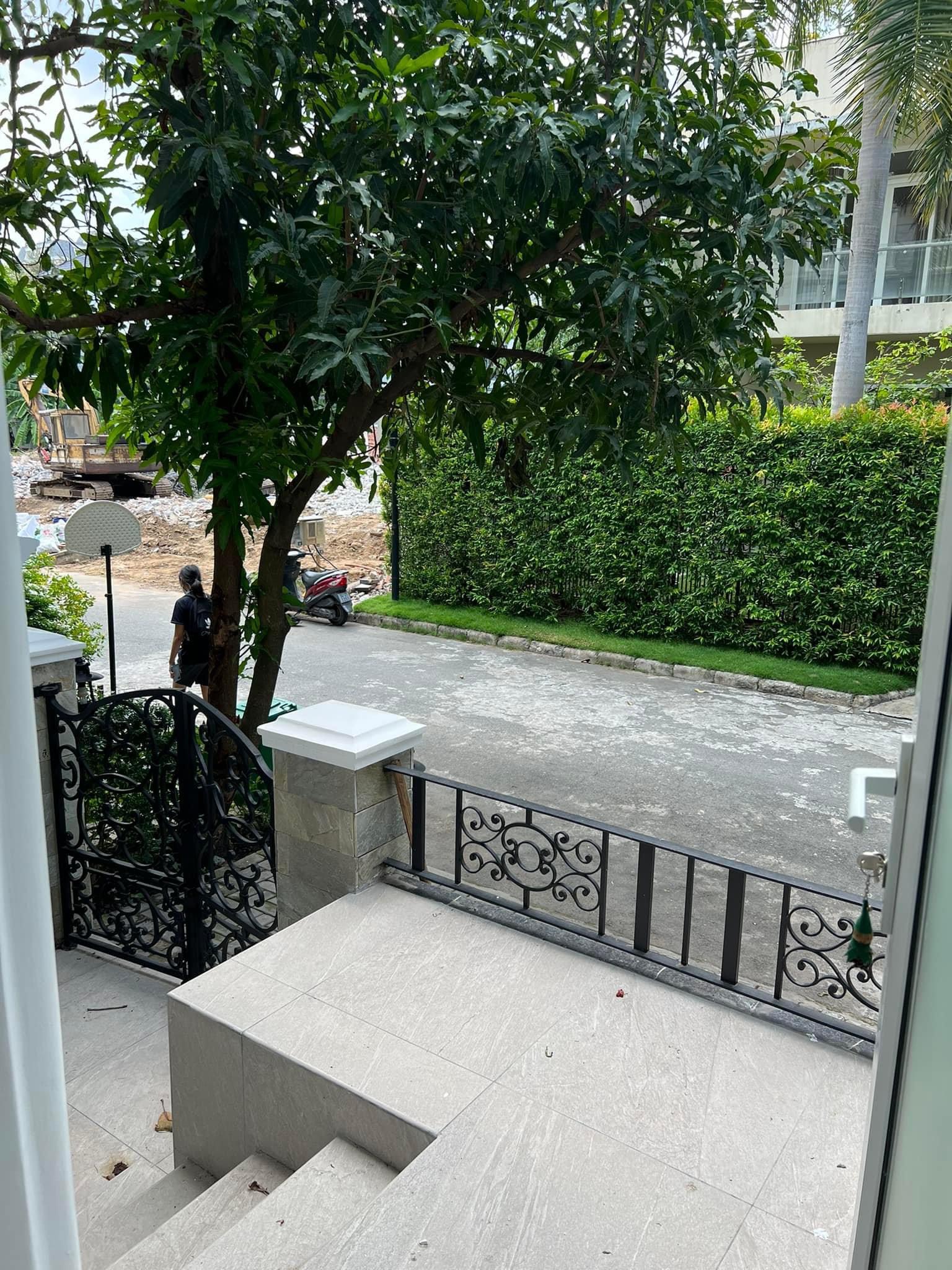 Cần cho thuê nhà phố vườn Nam Đô, phú mỹ hưng, quận 7. Diện tích: 8x18m, hầm, trệt, 2 lầu, áp mái. 4 phòng ngủ, phòng thờ, phòng sinh hoạt. Nội thất cao cấp, giá chỉ 55 triệu/ tháng. Quý khách xem nhà vui lòng liên hệ: hotline Ngọc Thư - 2702