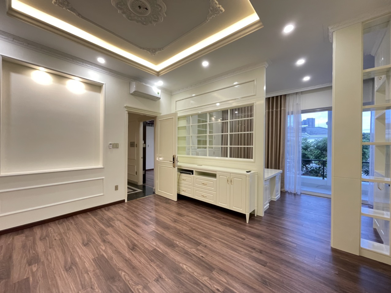Cho thuê biệt thự tứ lập Mỹ Phú . Diện tích: 16x16m, 5 phòng ngủ, nội thất cơ bản cao cấp. sân vườn rộng, giá chỉ: 60 triệu/ tháng. Quý khách xem nhà liên hệ: hotline Ngọc Thư - 2722