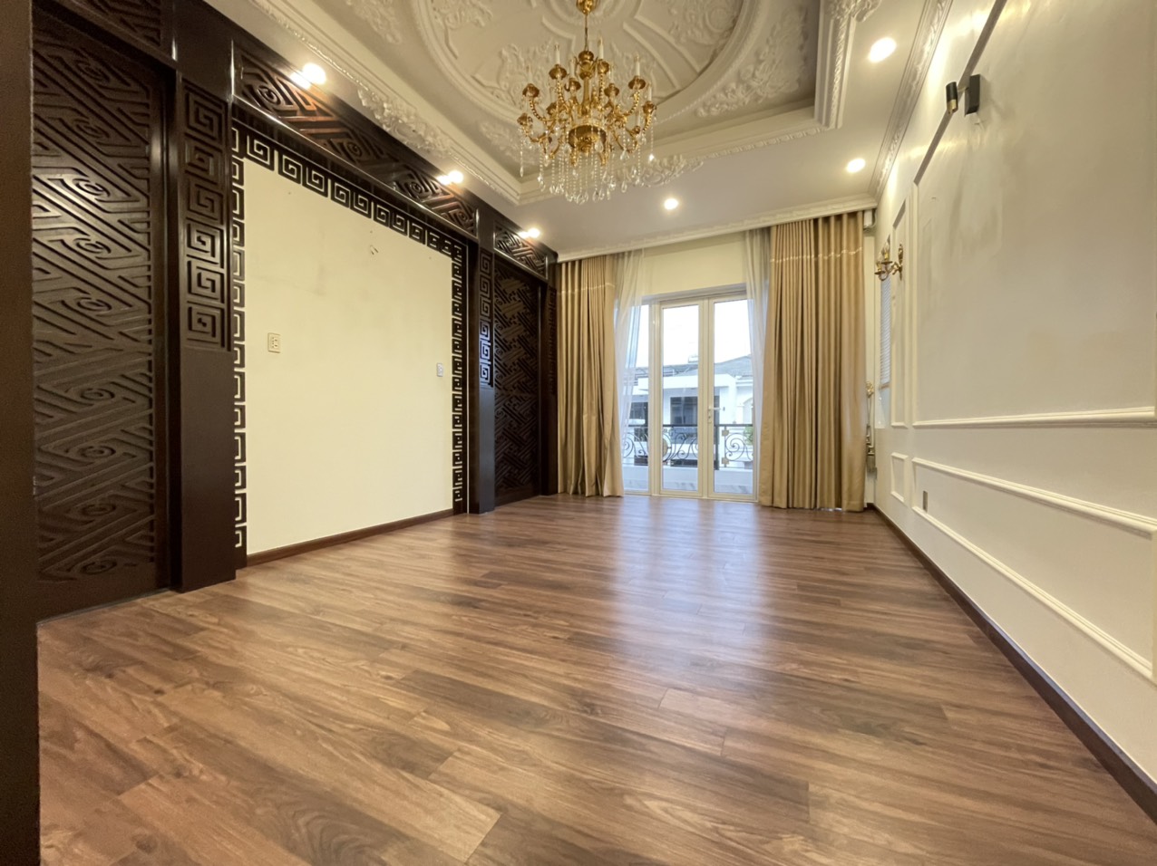 Cho thuê biệt thự tứ lập Mỹ Phú . Diện tích: 16x16m, 5 phòng ngủ, nội thất cơ bản cao cấp. sân vườn rộng, giá chỉ: 60 triệu/ tháng. Quý khách xem nhà liên hệ: hotline Ngọc Thư - 2723