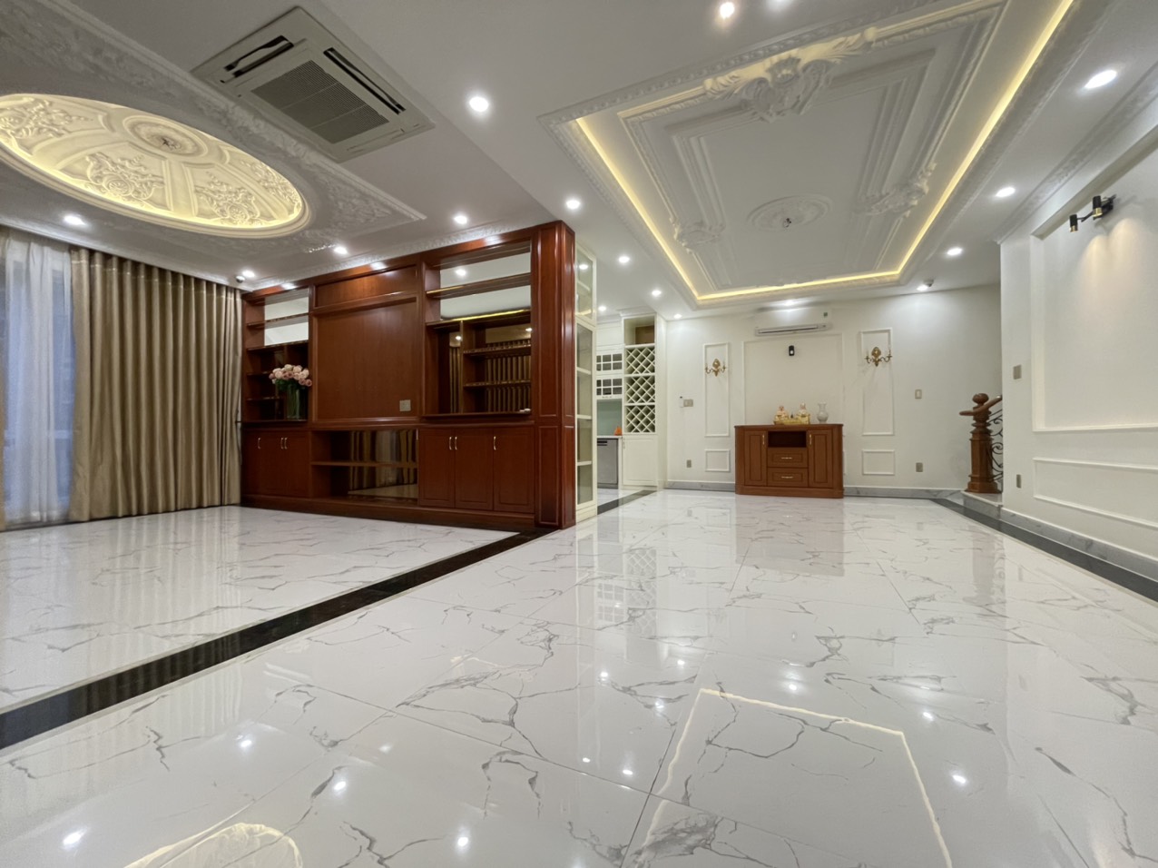 Cho thuê biệt thự tứ lập Mỹ Phú . Diện tích: 16x16m, 5 phòng ngủ, nội thất cơ bản cao cấp. sân vườn rộng, giá chỉ: 60 triệu/ tháng. Quý khách xem nhà liên hệ: hotline Ngọc Thư - 2719