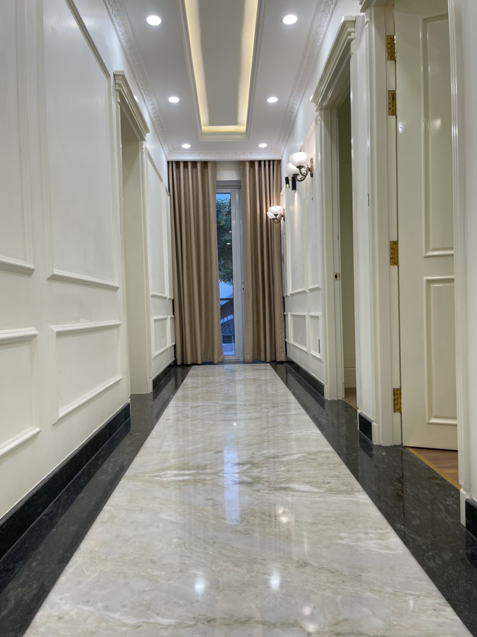 Cho thuê biệt thự tứ lập Mỹ Phú . Diện tích: 16x16m, 5 phòng ngủ, nội thất cơ bản cao cấp. sân vườn rộng, giá chỉ: 60 triệu/ tháng. Quý khách xem nhà liên hệ: hotline Ngọc Thư - 2724