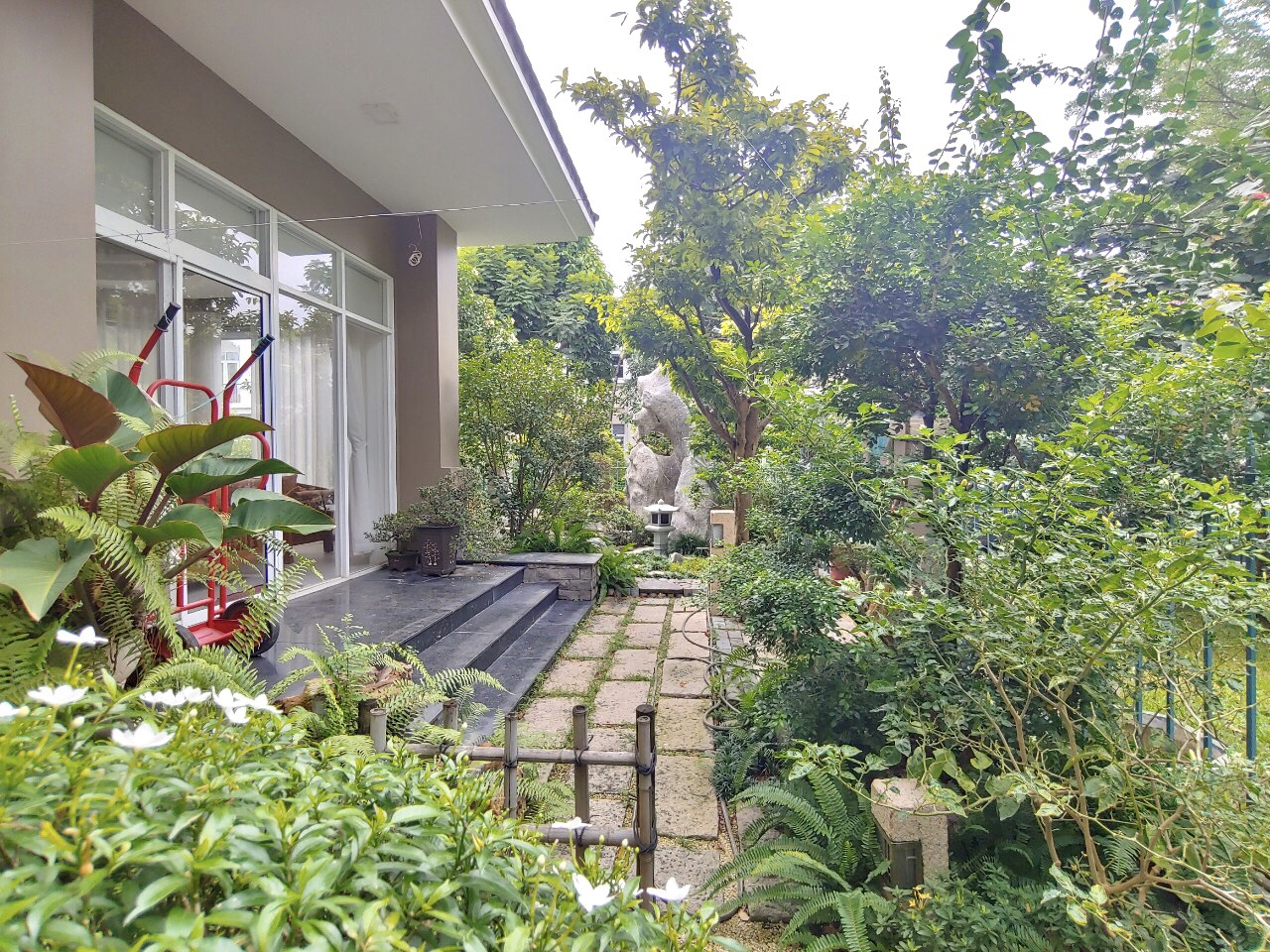 Cho thuê biệt thự đơn lập Hưng Thái khu compound Phú Mỹ Hưng. Diện tích: 394m, 2 lầu, 4 phòng ngủ, hồ bơi, sân vườn rộng. Biệt thự 2 mặt tiền, gốc công viên thoáng, rộng. Giá chỉ: 85 triêu/ tháng. Quý khách xem nhà liên hệ: hotline Ngọc Thư - 2728