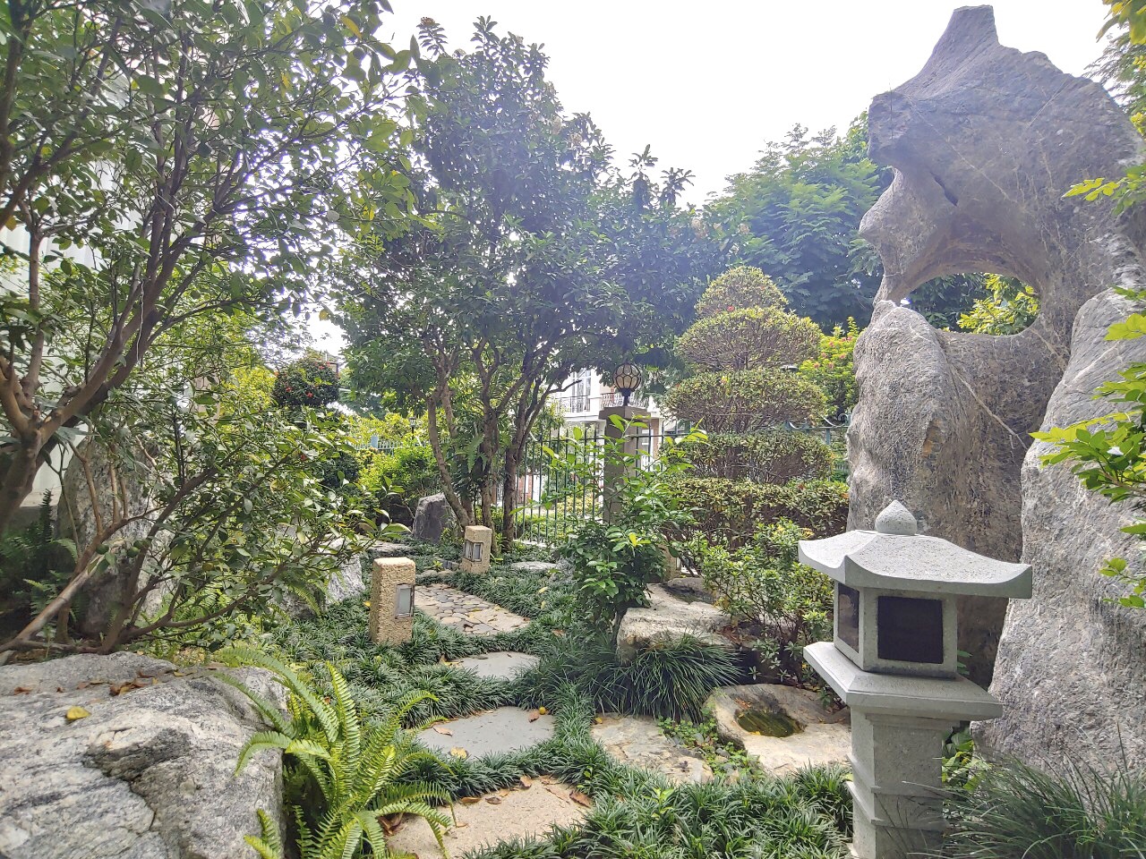 Cho thuê biệt thự đơn lập Hưng Thái khu compound Phú Mỹ Hưng. Diện tích: 394m, 2 lầu, 4 phòng ngủ, hồ bơi, sân vườn rộng. Biệt thự 2 mặt tiền, gốc công viên thoáng, rộng. Giá chỉ: 85 triêu/ tháng. Quý khách xem nhà liên hệ: hotline Ngọc Thư - 2736