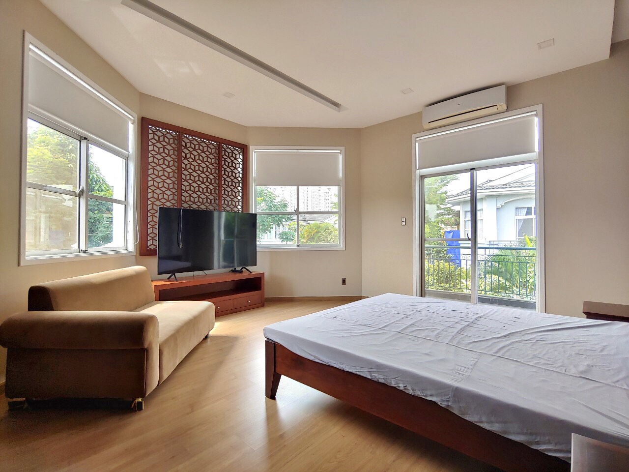 Cho thuê biệt thự đơn lập Hưng Thái khu compound Phú Mỹ Hưng. Diện tích: 394m, 2 lầu, 4 phòng ngủ, hồ bơi, sân vườn rộng. Biệt thự 2 mặt tiền, gốc công viên thoáng, rộng. Giá chỉ: 85 triêu/ tháng. Quý khách xem nhà liên hệ: hotline Ngọc Thư - 2732