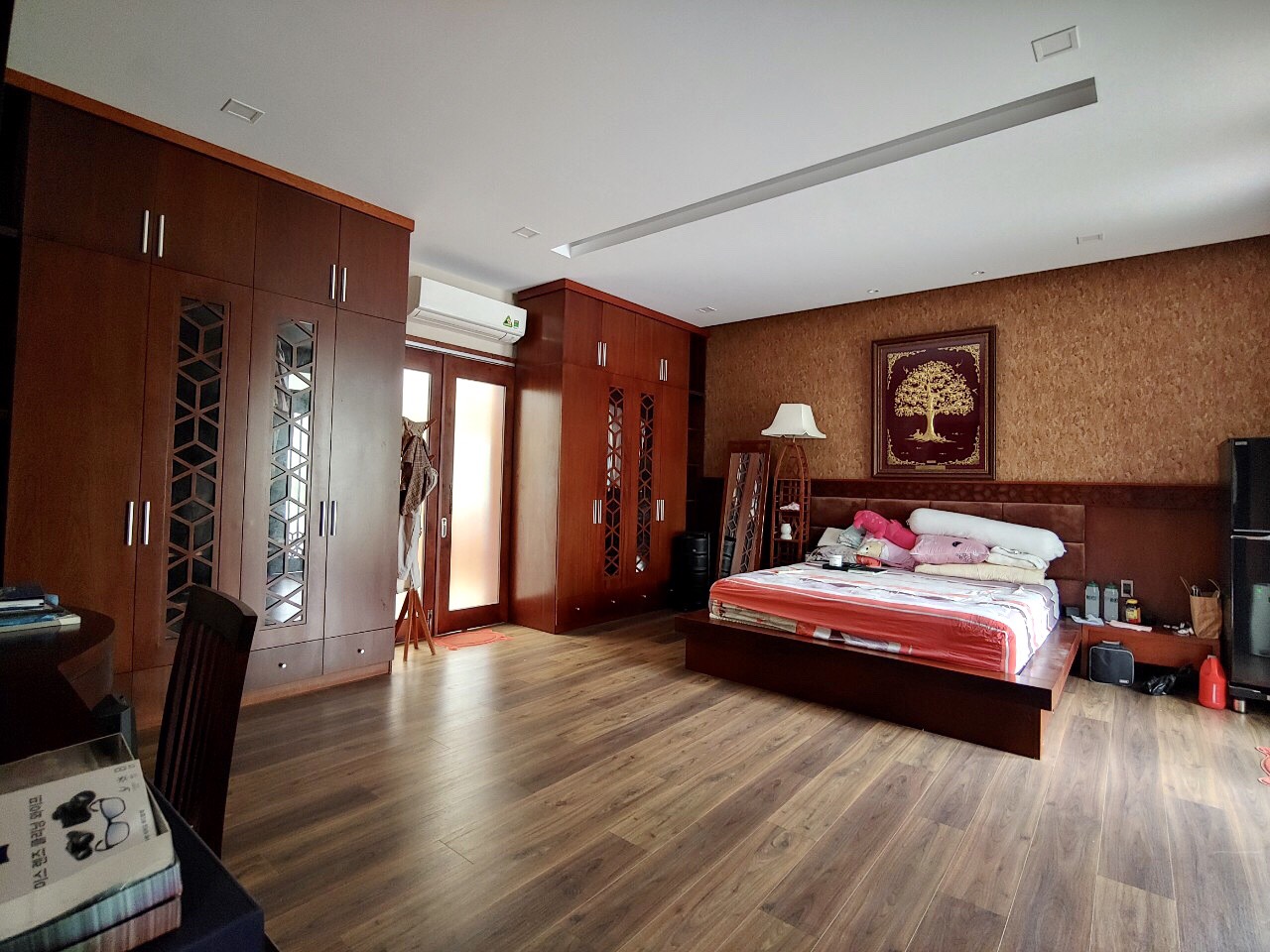 Cho thuê biệt thự đơn lập Hưng Thái khu compound Phú Mỹ Hưng. Diện tích: 394m, 2 lầu, 4 phòng ngủ, hồ bơi, sân vườn rộng. Biệt thự 2 mặt tiền, gốc công viên thoáng, rộng. Giá chỉ: 85 triêu/ tháng. Quý khách xem nhà liên hệ: hotline Ngọc Thư - 2733