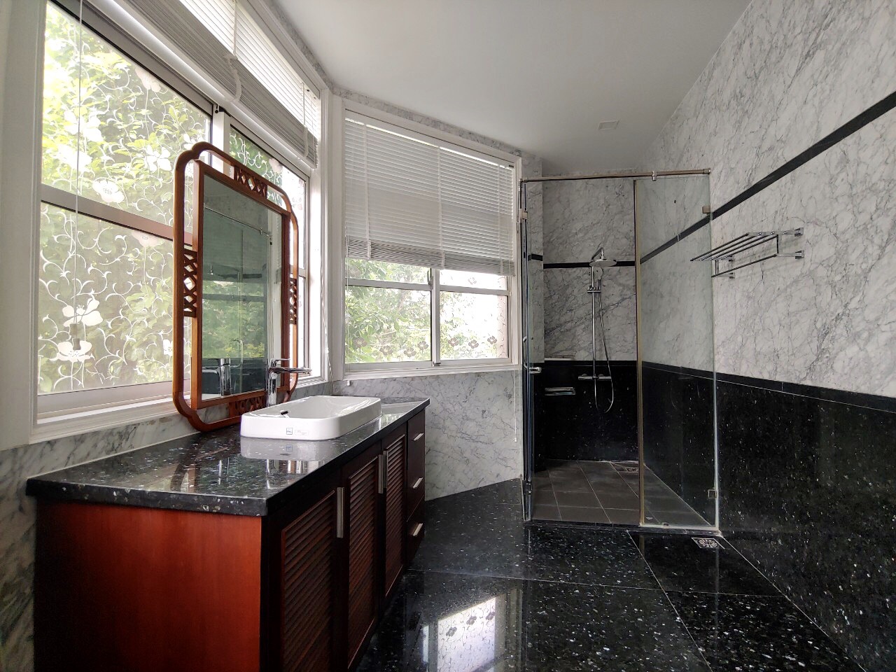 Cho thuê biệt thự đơn lập Hưng Thái khu compound Phú Mỹ Hưng. Diện tích: 394m, 2 lầu, 4 phòng ngủ, hồ bơi, sân vườn rộng. Biệt thự 2 mặt tiền, gốc công viên thoáng, rộng. Giá chỉ: 85 triêu/ tháng. Quý khách xem nhà liên hệ: hotline Ngọc Thư - 2734
