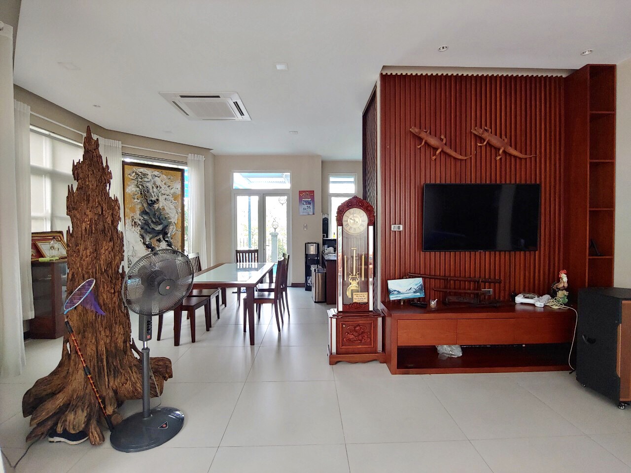 Cho thuê biệt thự đơn lập Hưng Thái khu compound Phú Mỹ Hưng. Diện tích: 394m, 2 lầu, 4 phòng ngủ, hồ bơi, sân vườn rộng. Biệt thự 2 mặt tiền, gốc công viên thoáng, rộng. Giá chỉ: 85 triêu/ tháng. Quý khách xem nhà liên hệ: hotline Ngọc Thư - 2731