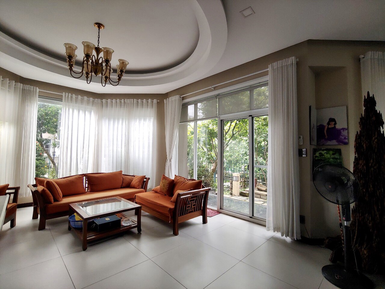 Cho thuê biệt thự đơn lập Hưng Thái khu compound Phú Mỹ Hưng. Diện tích: 394m, 2 lầu, 4 phòng ngủ, hồ bơi, sân vườn rộng. Biệt thự 2 mặt tiền, gốc công viên thoáng, rộng. Giá chỉ: 85 triêu/ tháng. Quý khách xem nhà liên hệ: hotline Ngọc Thư - 2730