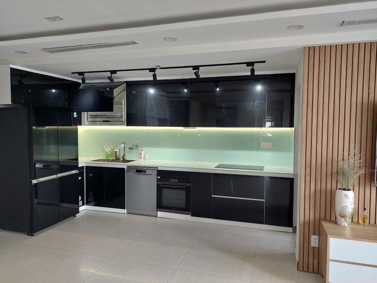 Cần bán căn hộ cao cấp Urbanhil Phú Mỹ Hưng. Diện tích: 108m, 3 phòng ngủ, căn góc view biệt thự. Đang cho thuê dài hạn, có ô xe riêng. Giá chỉ: 8 tỷ. Quý khách xem nhà liên hệ: hotline Ngọc Thư ( zalo, viber) - 2784