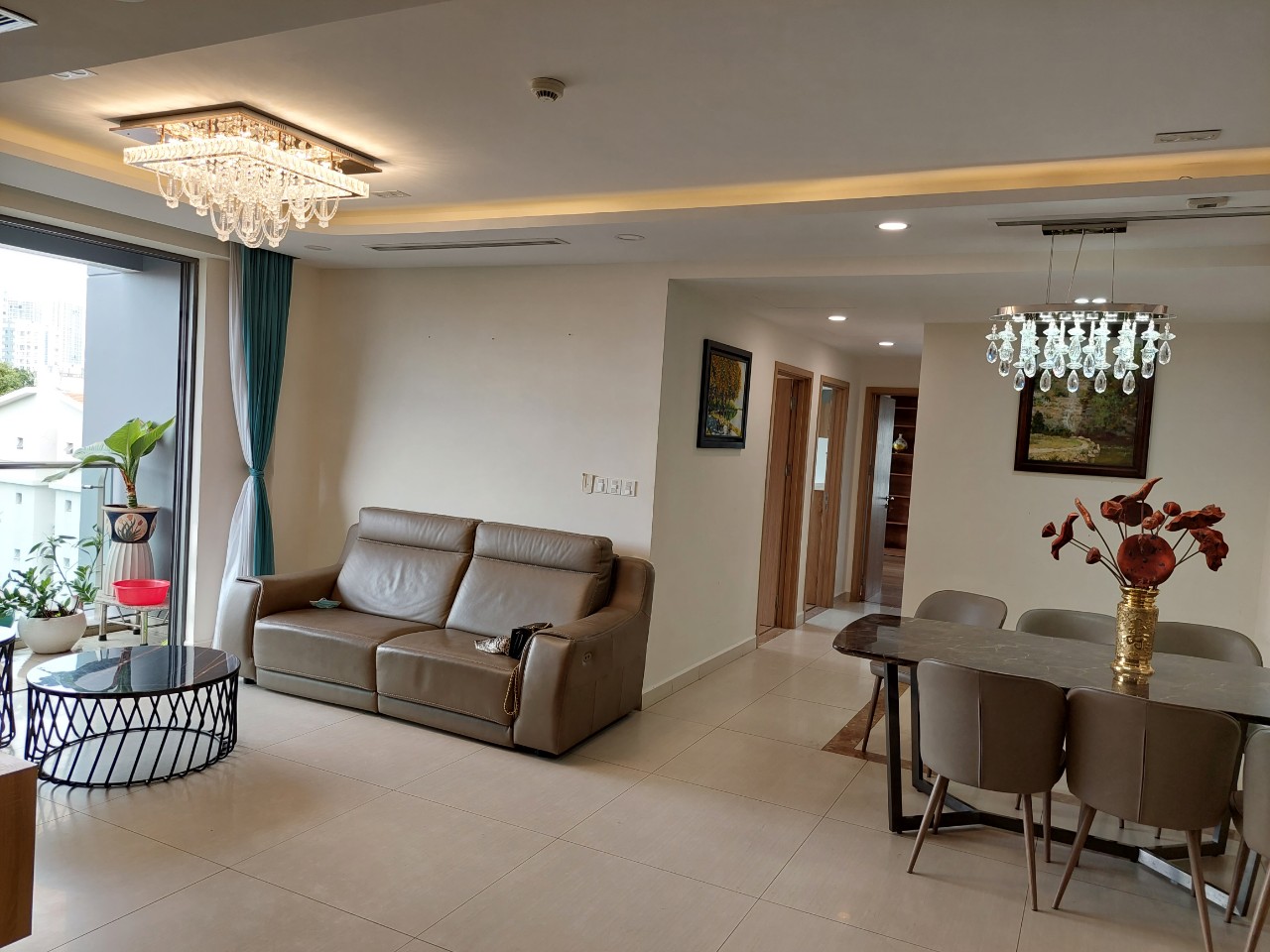 Cần bán căn hộ cao cấp Urbanhil Phú Mỹ Hưng. Diện tích: 108m, 3 phòng ngủ, căn góc view biệt thự. Đang cho thuê dài hạn, có ô xe riêng. Giá chỉ: 8 tỷ. Quý khách xem nhà liên hệ: hotline Ngọc Thư ( zalo, viber) - 2783