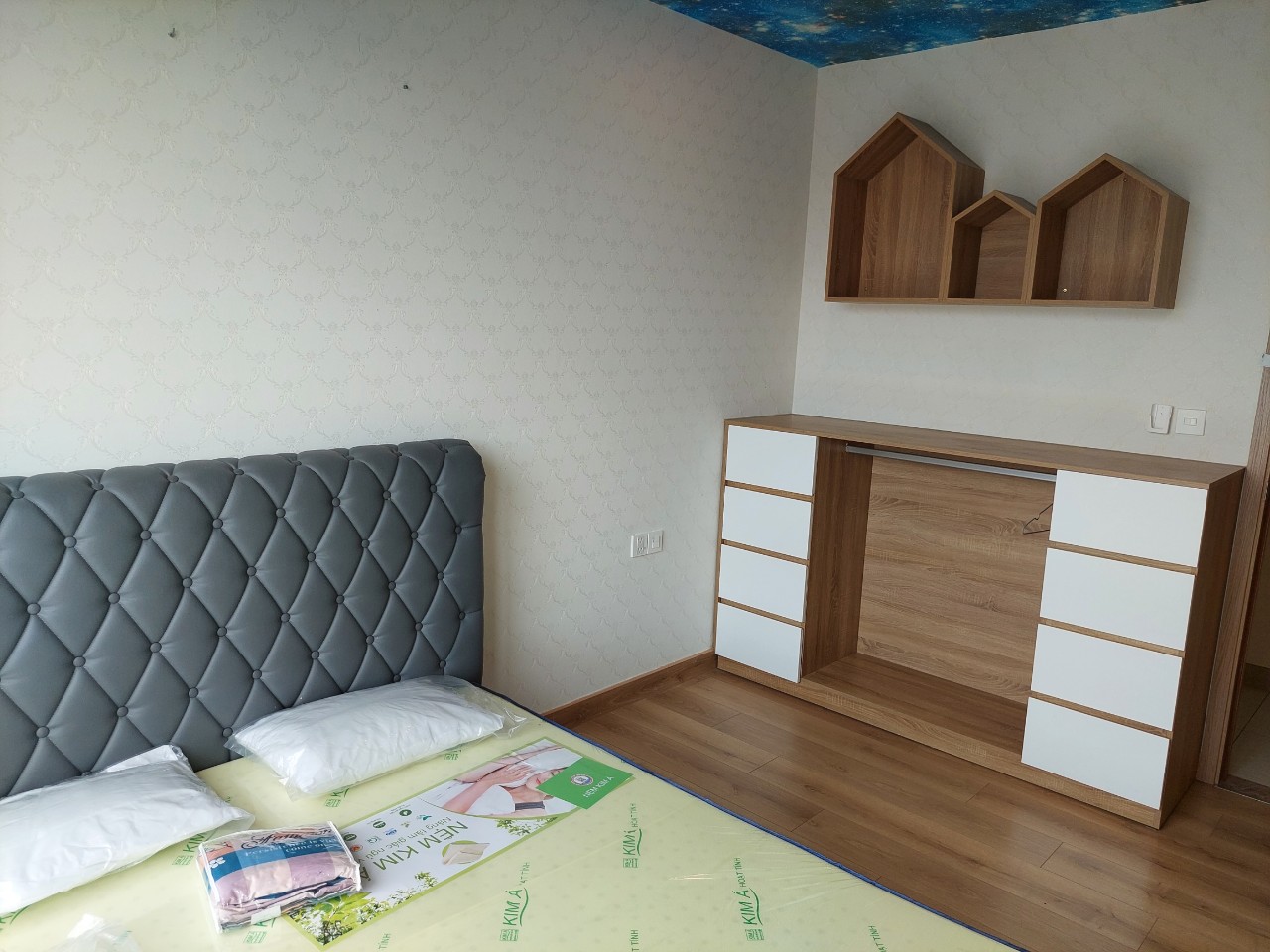 Cần bán căn hộ cao cấp Urbanhil Phú Mỹ Hưng. Diện tích: 108m, 3 phòng ngủ, căn góc view biệt thự. Đang cho thuê dài hạn, có ô xe riêng. Giá chỉ: 8 tỷ. Quý khách xem nhà liên hệ: hotline Ngọc Thư ( zalo, viber) - 2787