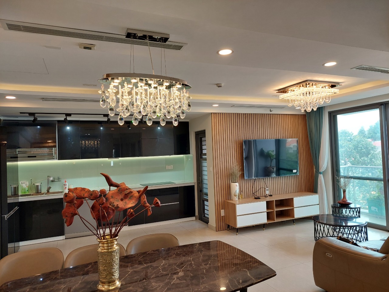Cần bán căn hộ cao cấp Urbanhil Phú Mỹ Hưng. Diện tích: 108m, 3 phòng ngủ, căn góc view biệt thự. Đang cho thuê dài hạn, có ô xe riêng. Giá chỉ: 8 tỷ. Quý khách xem nhà liên hệ: hotline Ngọc Thư ( zalo, viber)