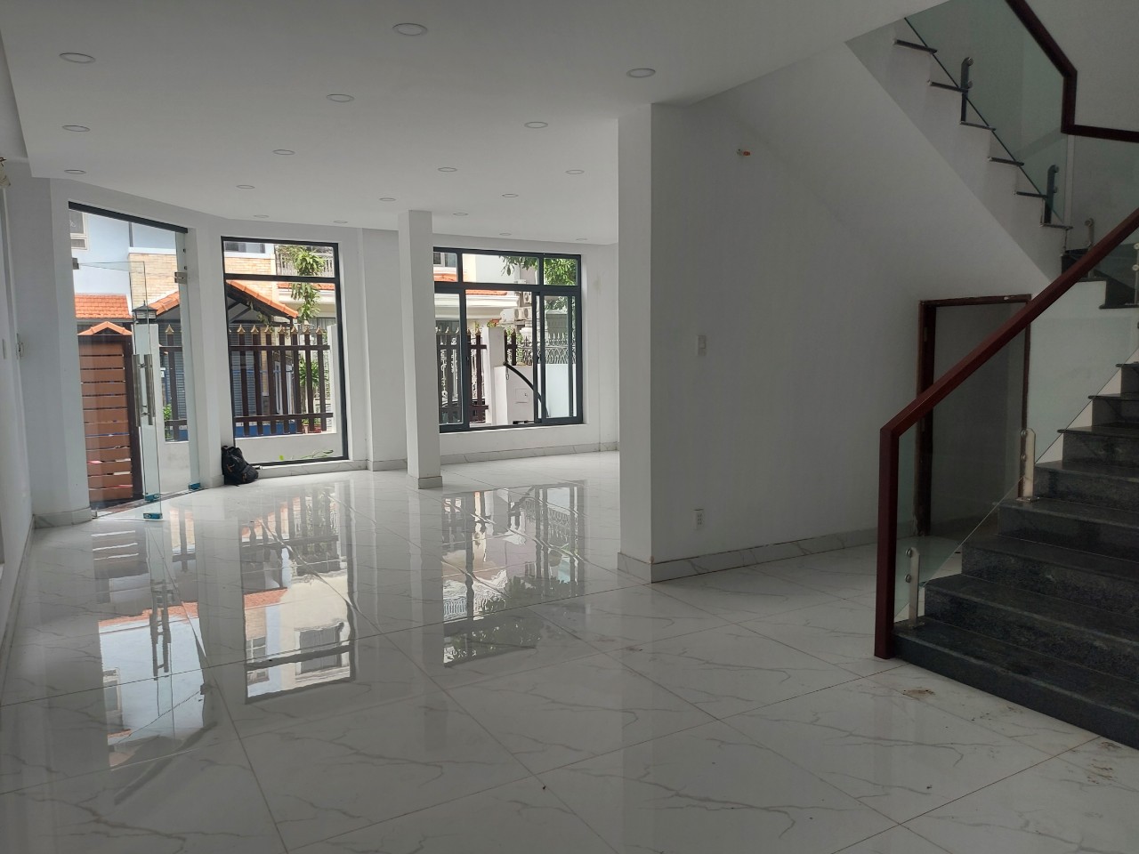 Cho Thuê Biệt Thự Song Lập Khu Mỹ Hưng nhà mới đẹp giá 50tr/tháng liên hệ xem nhà hotline - 2792