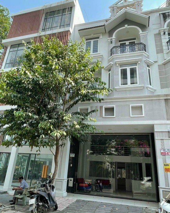 Cần bán nhà phố kinh doanh Hưng Phước, Phú Mỹ Hưng. Diện tích: 6x18,5m. Xây trệt, lửng, 3 lầu. Khu kinh doanh sầm uất, giá chỉ 26,5 tỷ. Quý khách xem nhà liên hệ: hotline Ngọc Thư
