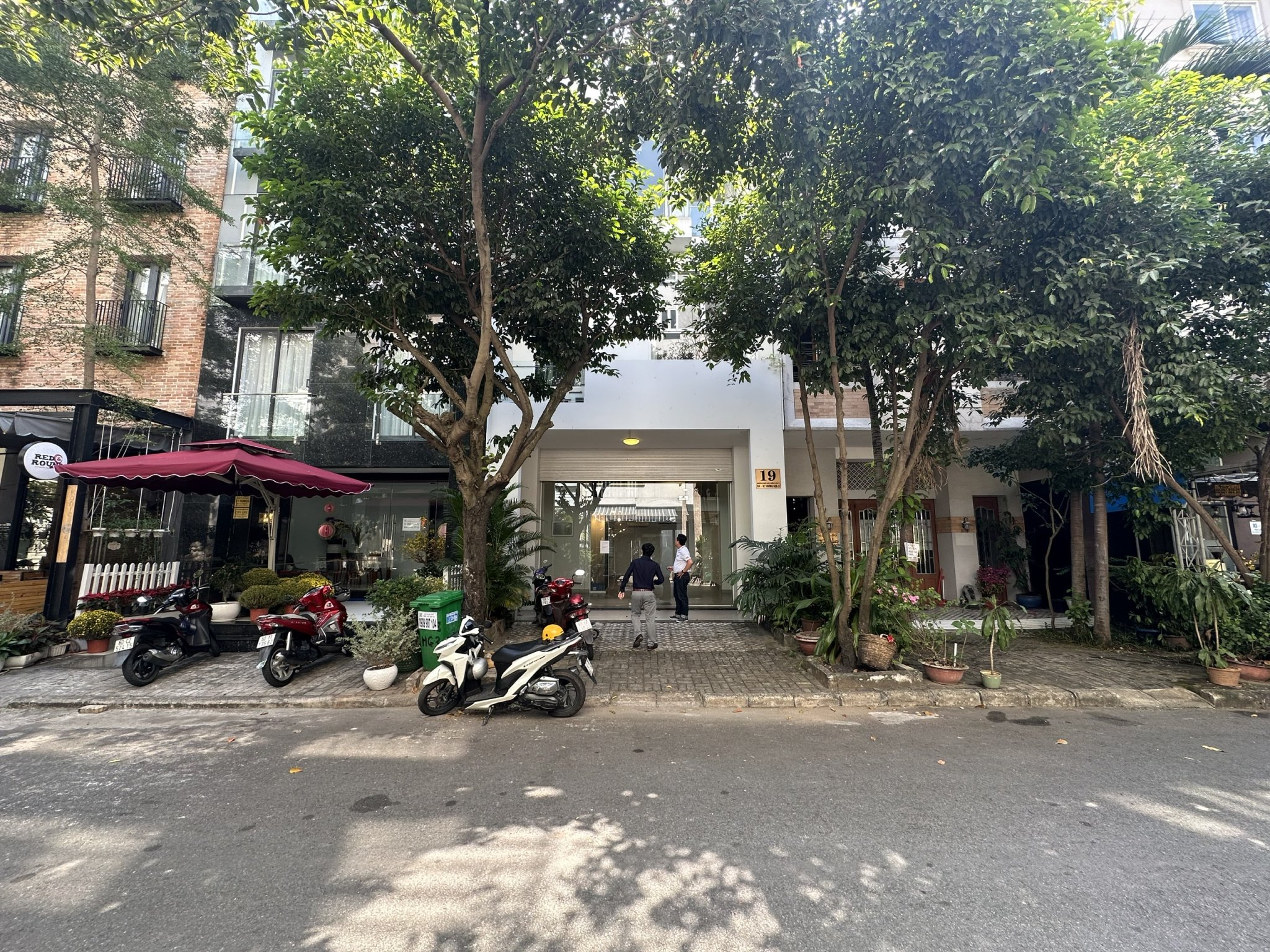 Chào mừng đến với nhà phố nội khu Hưng Gia 3. Nhà mới sơn sửa. Thích hợp làm văn phòng công ty hoặc ở.  Gọi em: hotline Thành Luân