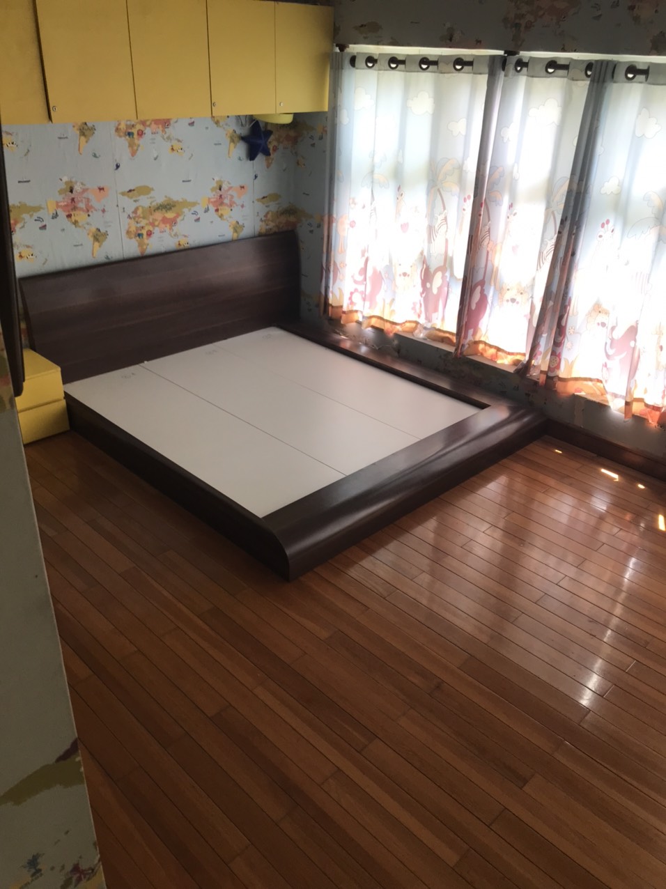 Cho thuê nhà phố kinh doanh Hưng Gia Phú Mỹ Hưng. Diện tích 6x18,5m. Trệt, lửng, 3 lầu. Nhà trống tiện thiết kế theo ý khách thuê. Đường nội khu giá rẻ nhất thị trường chỉ 40 triệu. Quý khách xem nhà liên hệ: hotline Ngọc Thư - 2985