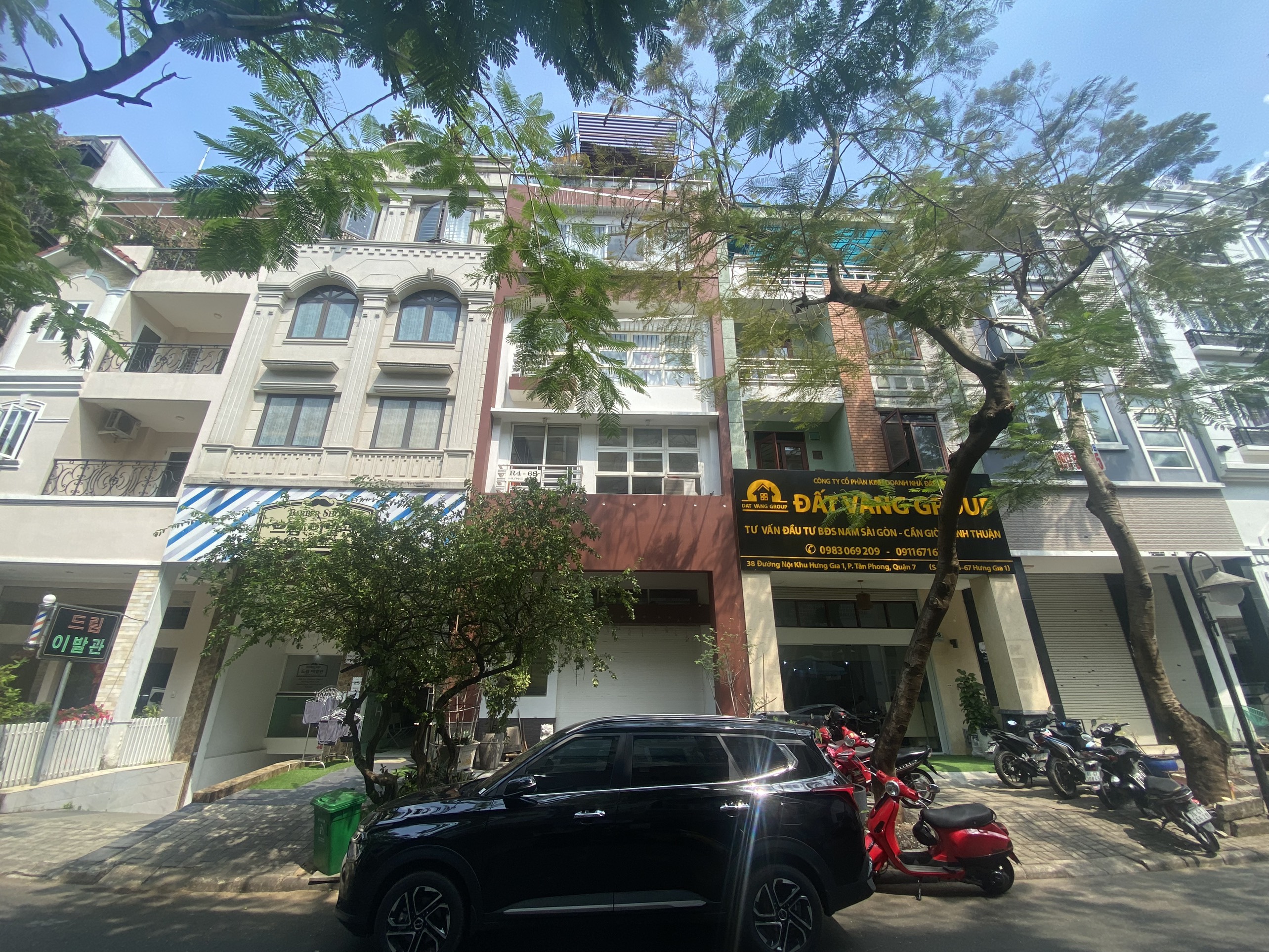 Cho thuê nhà phố kinh doanh Hưng Gia Phú Mỹ Hưng. Diện tích 6x18,5m. Trệt, lửng, 3 lầu. Nhà trống tiện thiết kế theo ý khách thuê. Đường nội khu giá rẻ nhất thị trường chỉ 40 triệu. Quý khách xem nhà liên hệ: hotline Ngọc Thư - 2980