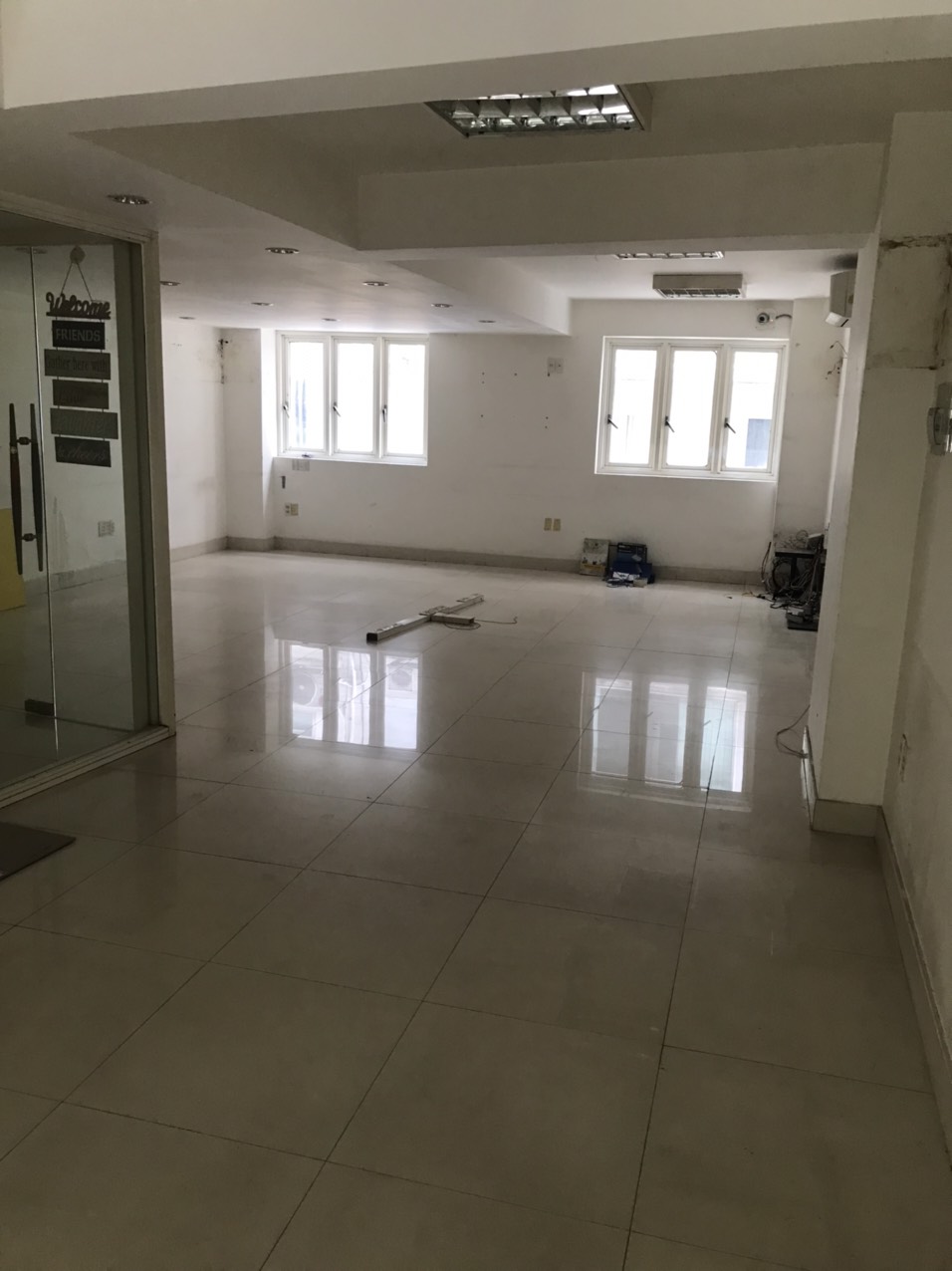 Cho thuê nhà phố kinh doanh Hưng Gia Phú Mỹ Hưng. Diện tích 6x18,5m. Trệt, lửng, 3 lầu. Nhà trống tiện thiết kế theo ý khách thuê. Đường nội khu giá rẻ nhất thị trường chỉ 40 triệu. Quý khách xem nhà liên hệ: hotline Ngọc Thư - 2983