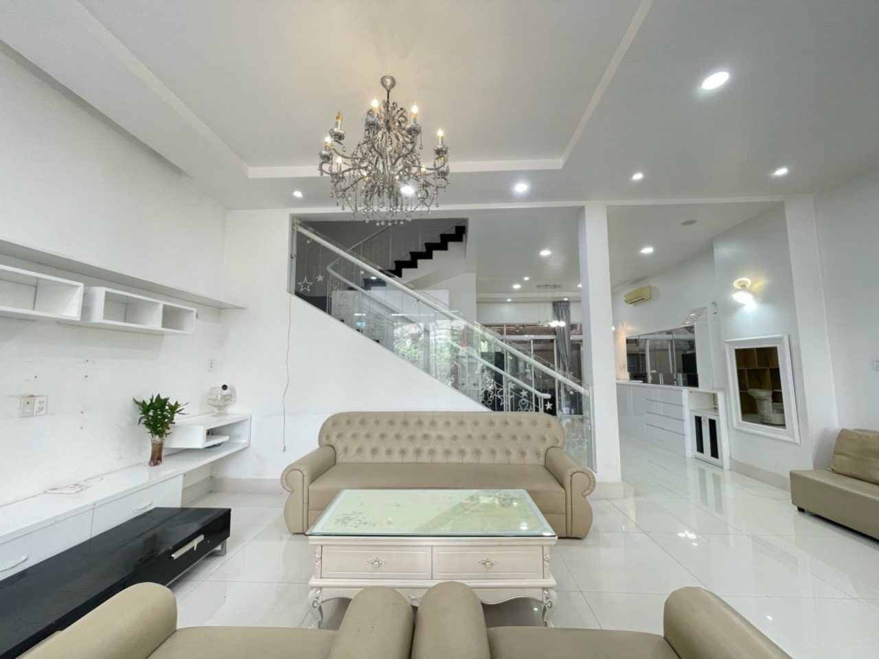 Cho thuê nhà liên kế vườn Mỹ Giang đường Đô Đốc Tuyết, phú mỹ hưng, quận 7. Diện tích: 7x18m, trệt, 2 lầu, 3 phòng ngủ. Nhà đẹp, giá chỉ 45 triệu/ tháng. Anh chị xem nhà liên hệ em nhé: hotline Ngọc Thư