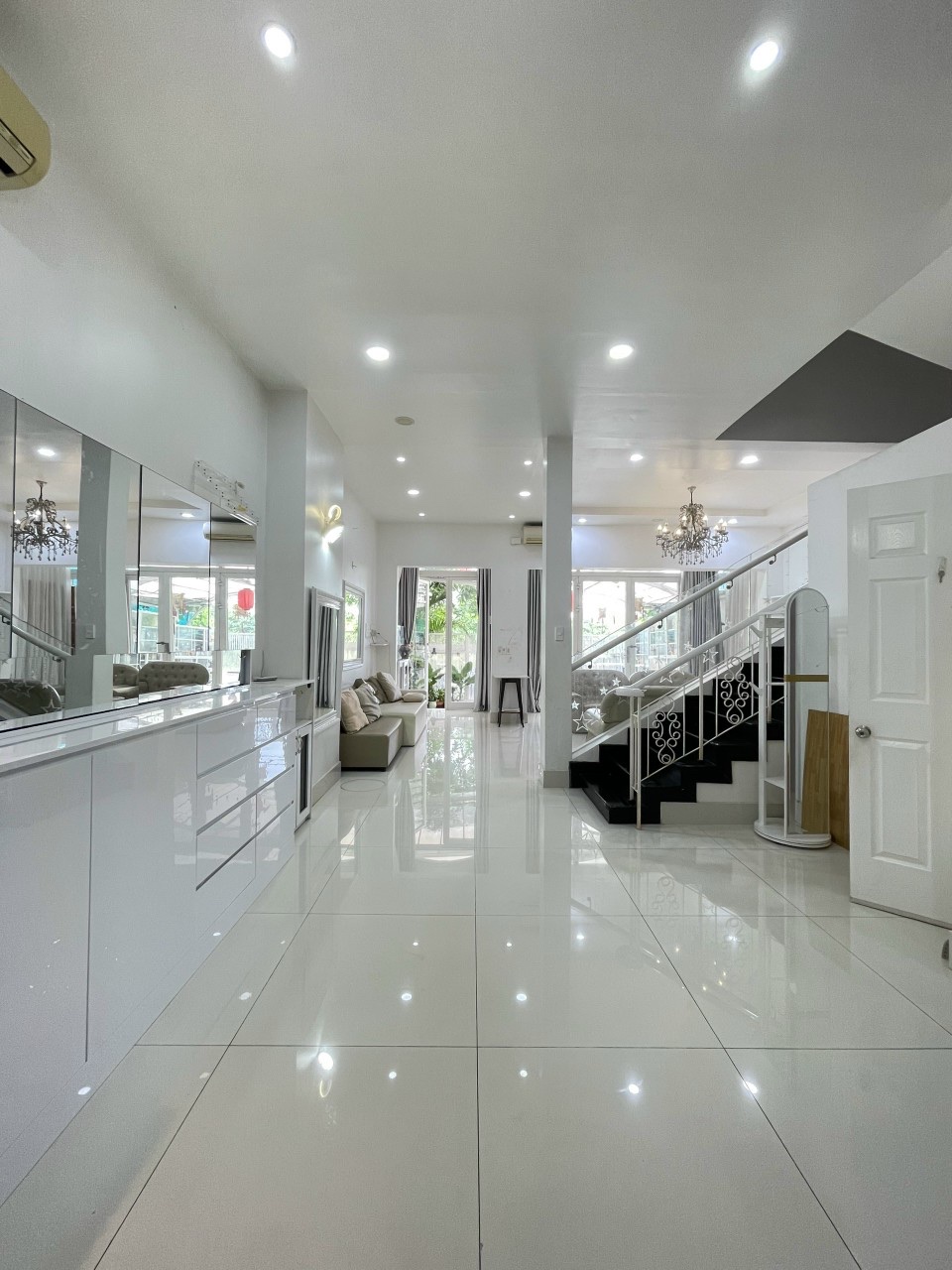 Cho thuê nhà liên kế vườn Mỹ Giang đường Đô Đốc Tuyết, phú mỹ hưng, quận 7. Diện tích: 7x18m, trệt, 2 lầu, 3 phòng ngủ. Nhà đẹp, giá chỉ 45 triệu/ tháng. Anh chị xem nhà liên hệ em nhé: hotline Ngọc Thư - 3000
