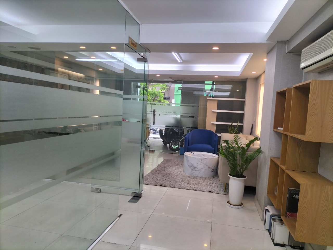 Cho thuê nhà phố Hưng Phước cạnh Sky. Thích hợp kinh doanh mọi nghành nghề. LH: hotline Em Thành Luân - 3136
