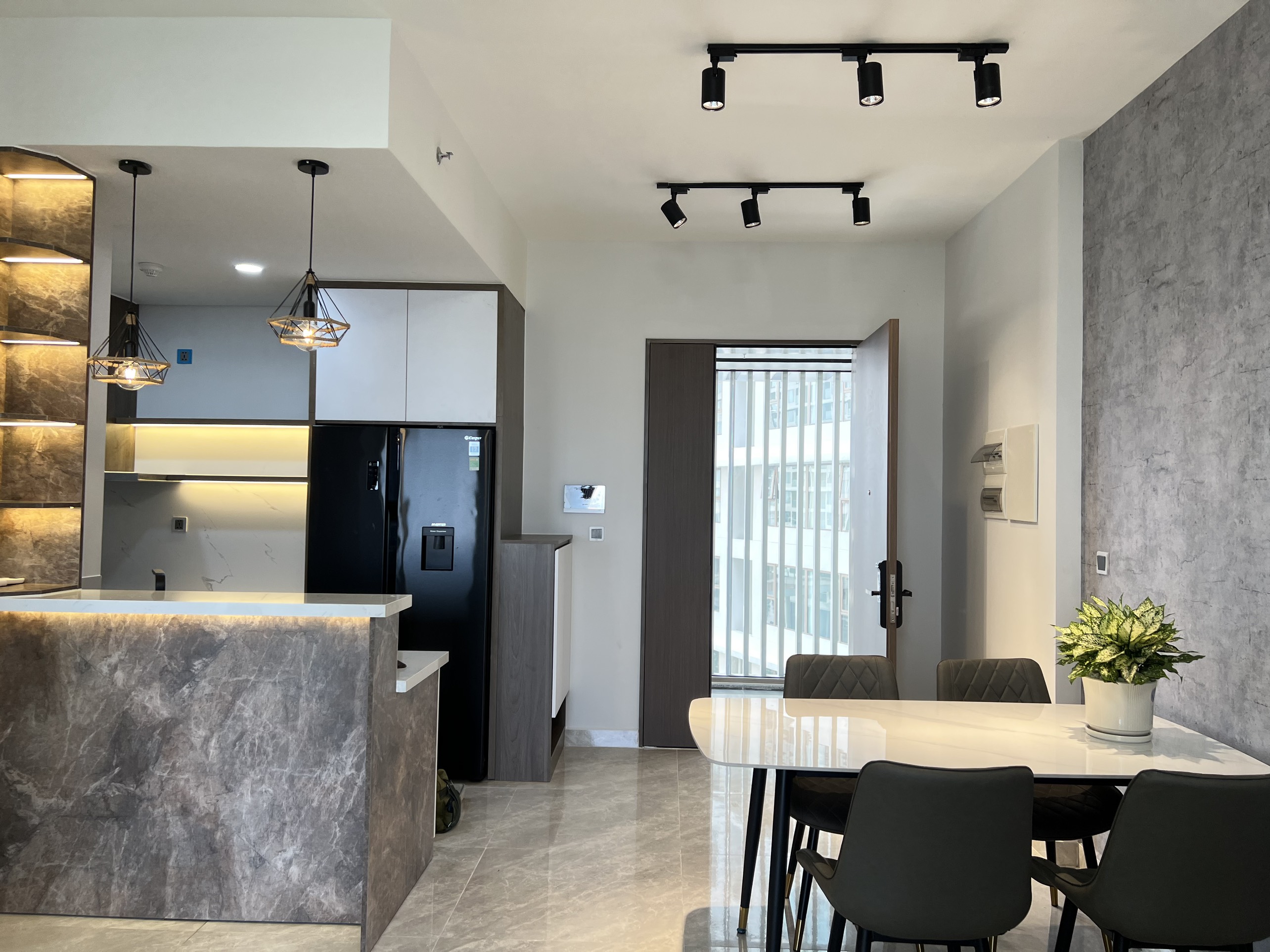 Cần cho thuê căn hộ cao cấp Midtown The Peak. Diện tích: 80m, 2 phòng ngủ, nội thất đầy đủ, giá chỉ: 25 tr/ tháng. Anh chị  xem nhà liên hệ:  hotline Ngọc Thư ( zalo, viber) - 3157