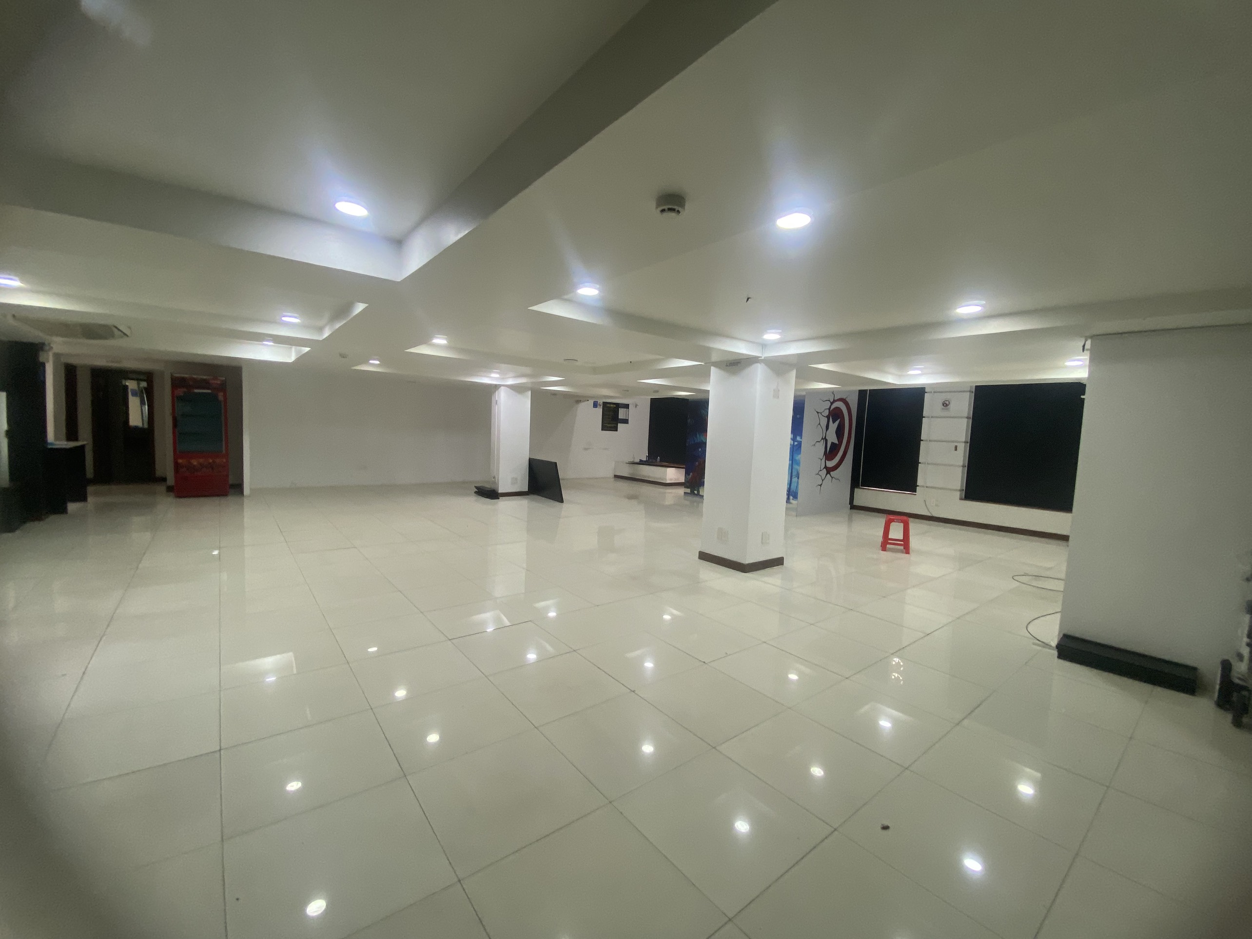 Cho thuê mặt bằng căn góc đường nội khu và Bùi Bằng Đoàn.  Tổng diện tích 350m2, trống, Full sàn. Có hầm đỗ xe. Tiện làm văn phòng, Showroom thời trang... Liên Hệ: hotline Em Thành Luân - 3180