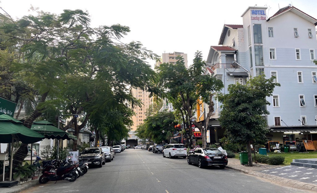 Bán căn góc khách sạn 2 mặt tiền đường Bùi Bằng Đoàn và đường số 2.  Tổng 17 phòng hiện đang cho thuê. Liên Hệ: hotline55 Em Thành Luân - 3182