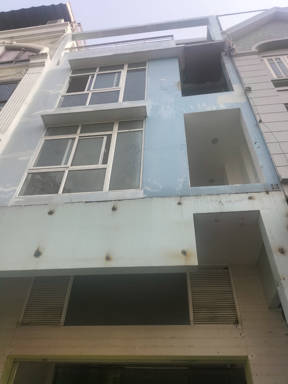 Cho thuê mặt bằng nhà phố  Hưng Gia 1 , Phú Mỹ Hưng DT:111m2, 1 trệt,lững ,2 lầu, nhà thô tiện Deco theo yêu cầu kinh doanh. Giá 2.200$ ,Vui lòng LH: hotline6 /Zalo/Viber