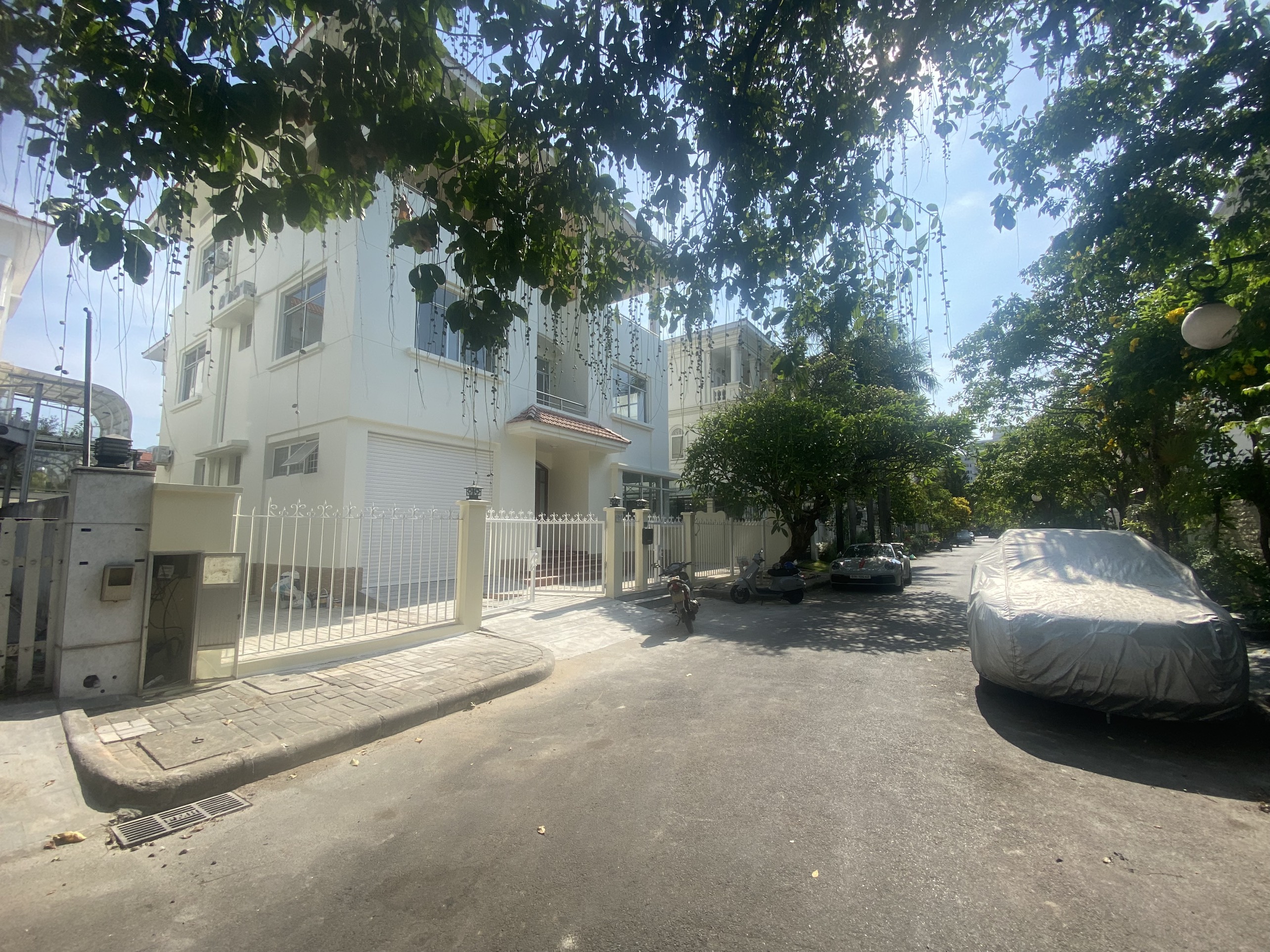 Cho thuê Biệt Thự Đơn Lập Mỹ Kim 1, Phú Mỹ Hưng. Thích hợp ở và làm văn phòng công ty đại diện.   Quý AC xem nhà liên hệ: hotline Em Thành Luân. Click vào xem chi tiết thông tin - 3248