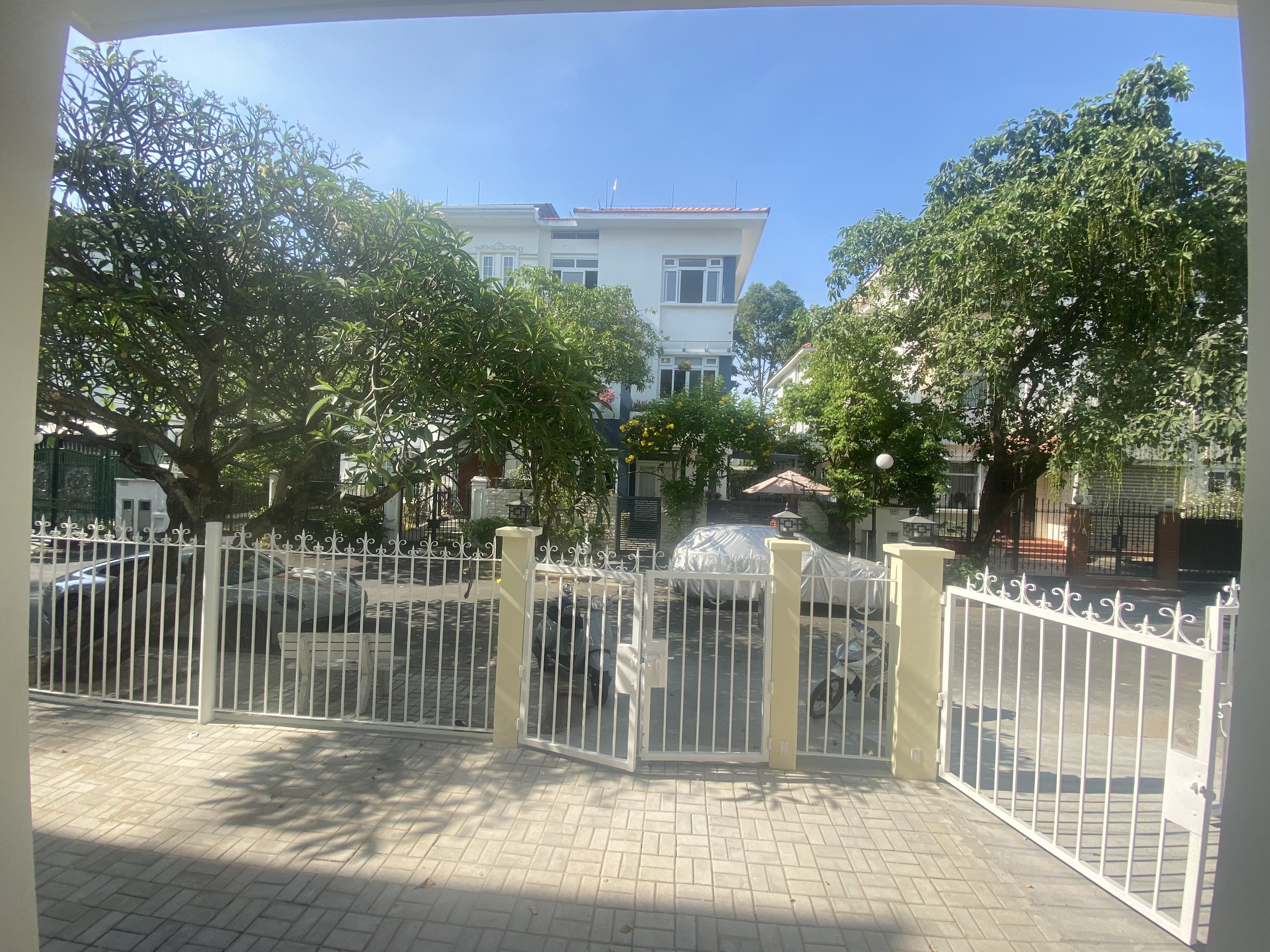 Cho thuê Biệt Thự Đơn Lập Mỹ Kim 1, Phú Mỹ Hưng. Thích hợp ở và làm văn phòng công ty đại diện.   Quý AC xem nhà liên hệ: hotline Em Thành Luân. Click vào xem chi tiết thông tin - 3251