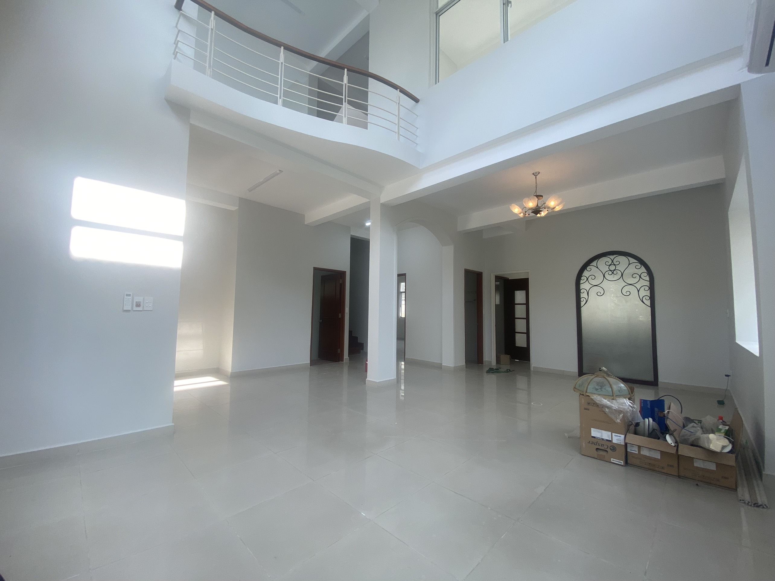 Cho thuê Biệt Thự Đơn Lập Mỹ Kim 1, Phú Mỹ Hưng. Thích hợp ở và làm văn phòng công ty đại diện.   Quý AC xem nhà liên hệ: hotline Em Thành Luân. Click vào xem chi tiết thông tin - 3252