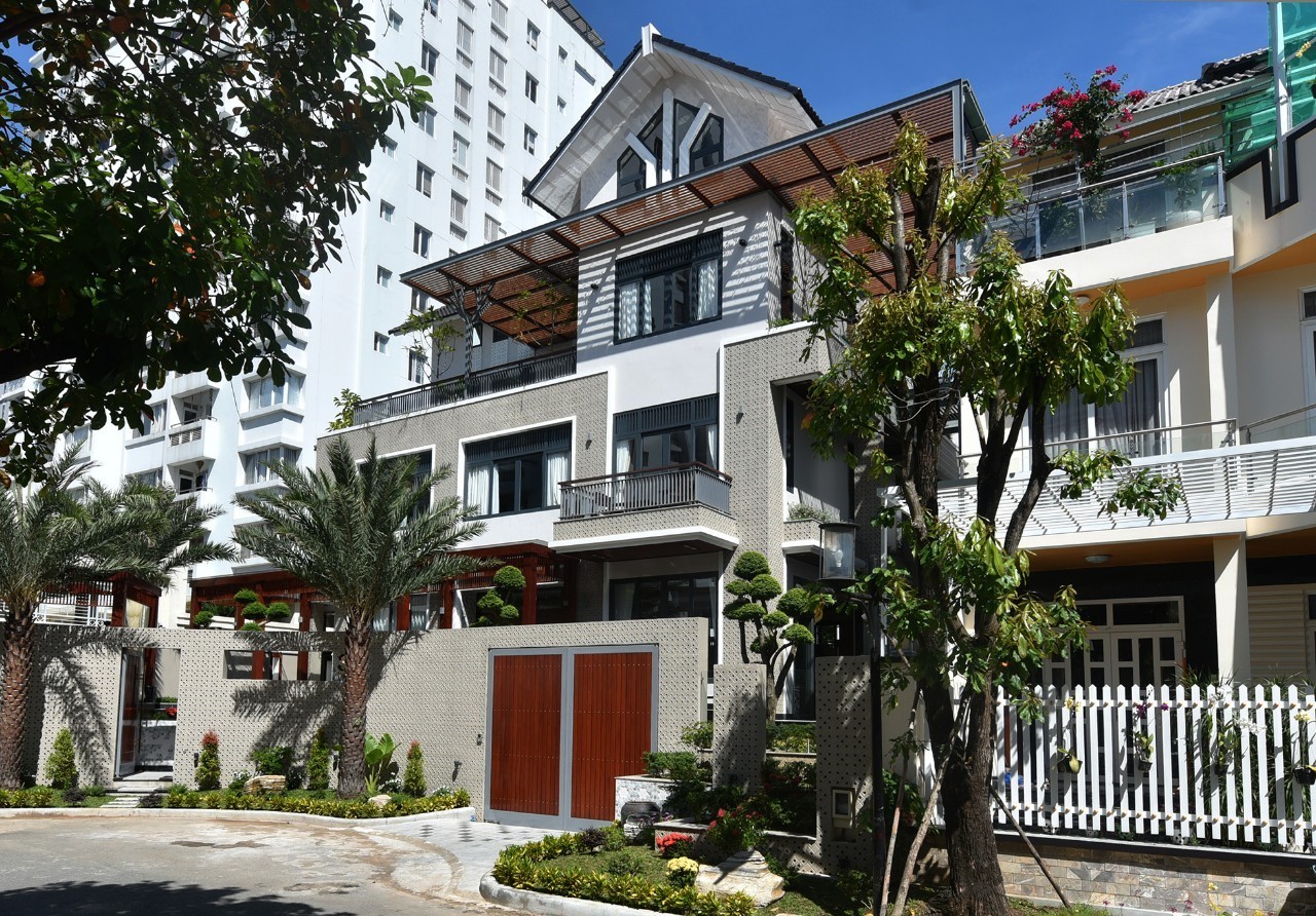 Bán biệt thự 3 lầu khu Nam Thông Phú Mỹ Hưng, Quận 7, DT 20x23m giá bán: 125tỷ còn thương lượng. Liên hệ: hotline Em Thành Luân - 3264