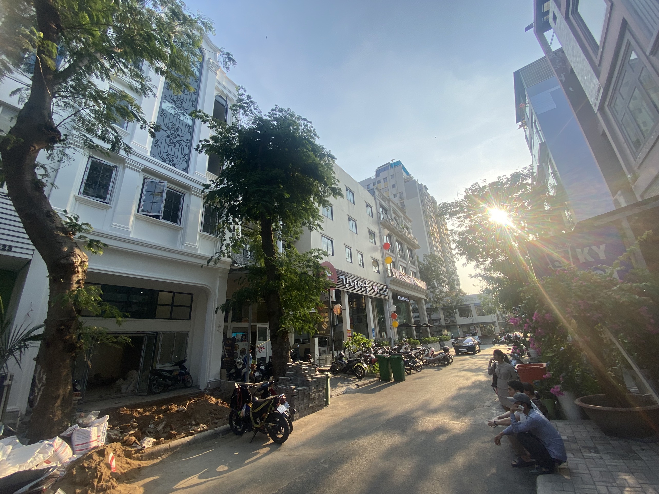 Cho thuê nguyên Căn Hộ Dịch Vụ khu Hưng Phước cạnh mé Sky mới 100%. Nhà có thang máy. Trang bị full nội thất. Khách vào có thể kinh doanh ngay. Chi tiết liên hệ: hotline Em Thành Luân - 3280