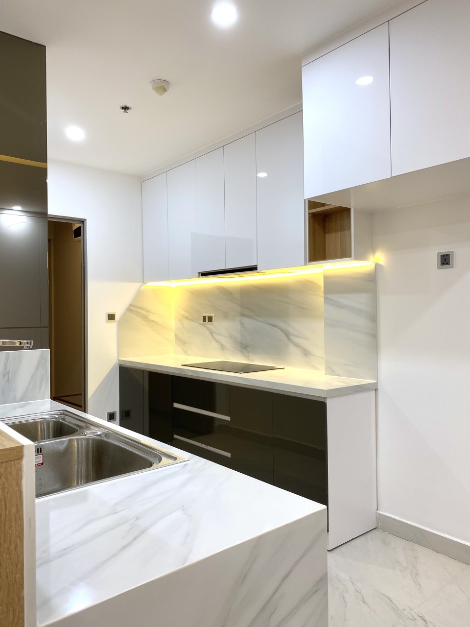 Cần bán căn hộ Midtown Signature Phú Mỹ Hưng. Diện tích: 84m, 2 phòng ngủ, nội thất cao cấp, view biệt thự thoáng mát. Giá chỉ 7.3 tỷ. Quý khách xem nhà liên hệ: hotline Ngọc Thư ( zalo, viber ) - 8093