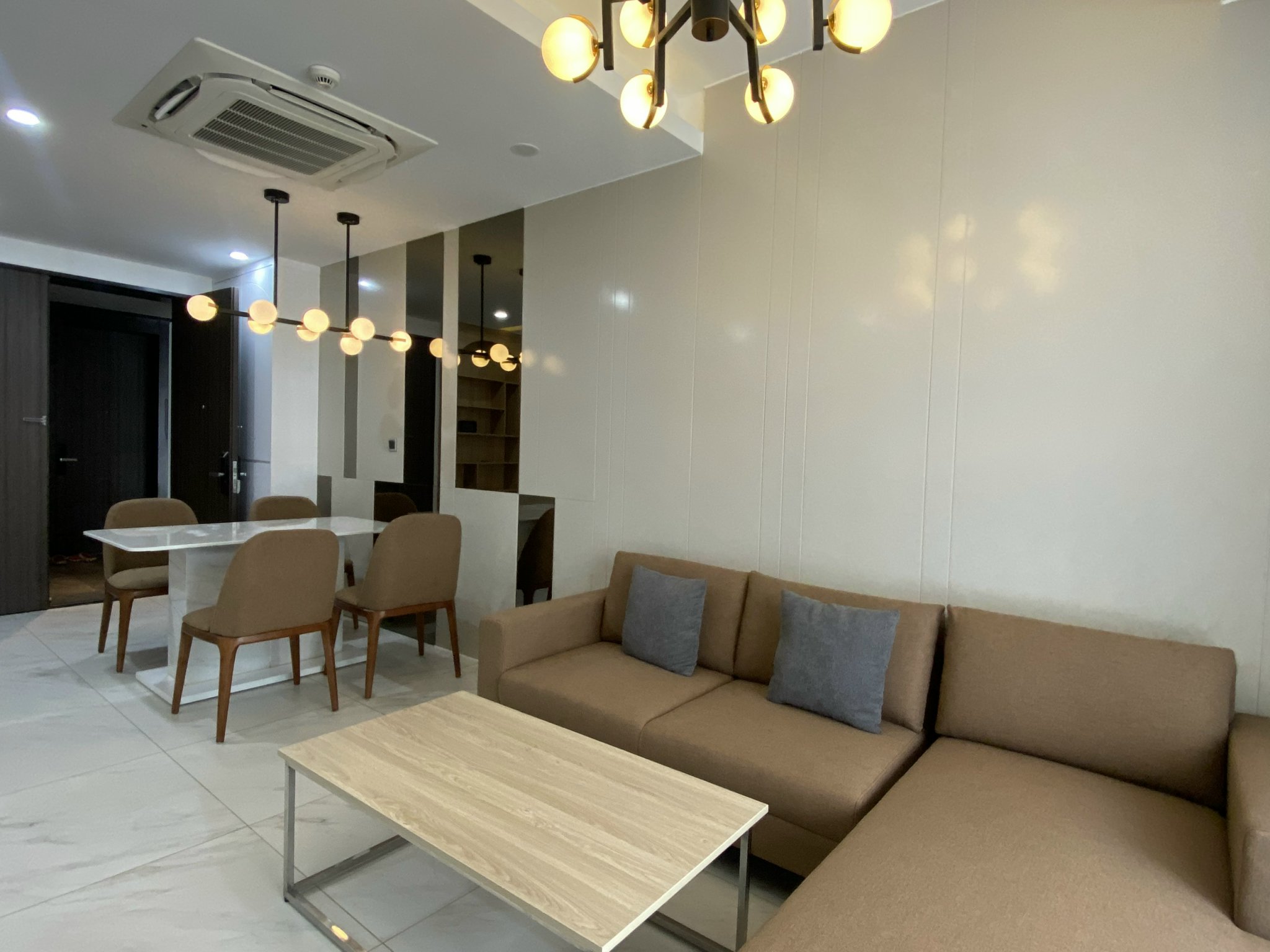 Cần bán căn hộ Midtown Signature Phú Mỹ Hưng. Diện tích: 84m, 2 phòng ngủ, nội thất cao cấp, view biệt thự thoáng mát. Giá chỉ 7.3 tỷ. Quý khách xem nhà liên hệ: hotline Ngọc Thư ( zalo, viber )