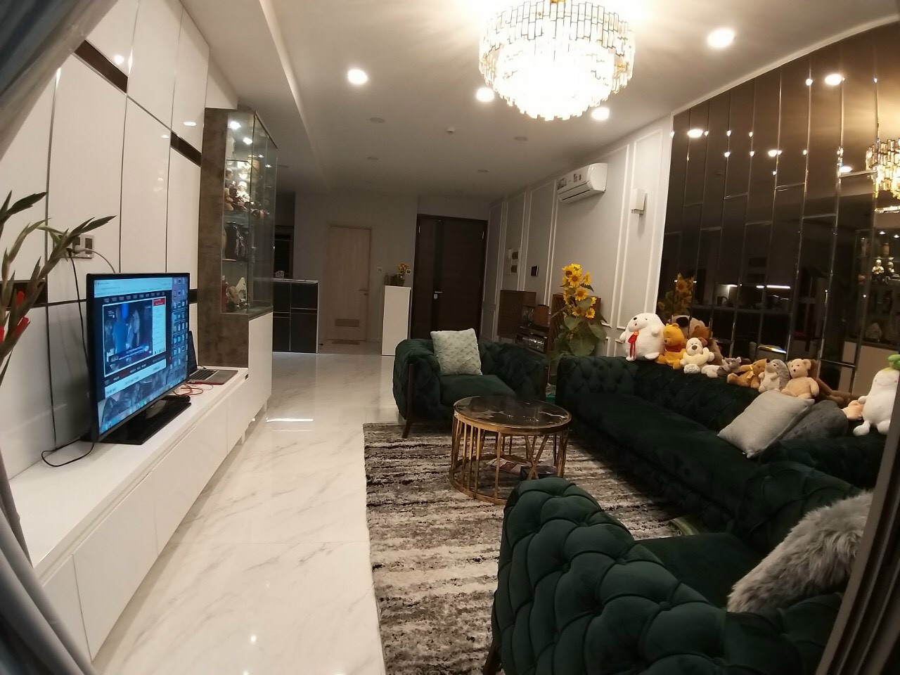 Bán nhanh nhà phố đẹp góc công viên Nội Khu Hưng Gia 2 , Phú Mỹ Hưng, Phường Tân Phong, Quận 7. Diện tích: 8x18.5m, hầm,1 trệt 1 lững 3 lầu tầng áp mái, Nhà có thang máy, hướng Bắc, Giá bán 63 tỷ. Vui lòng LH: hotline6 - 3364