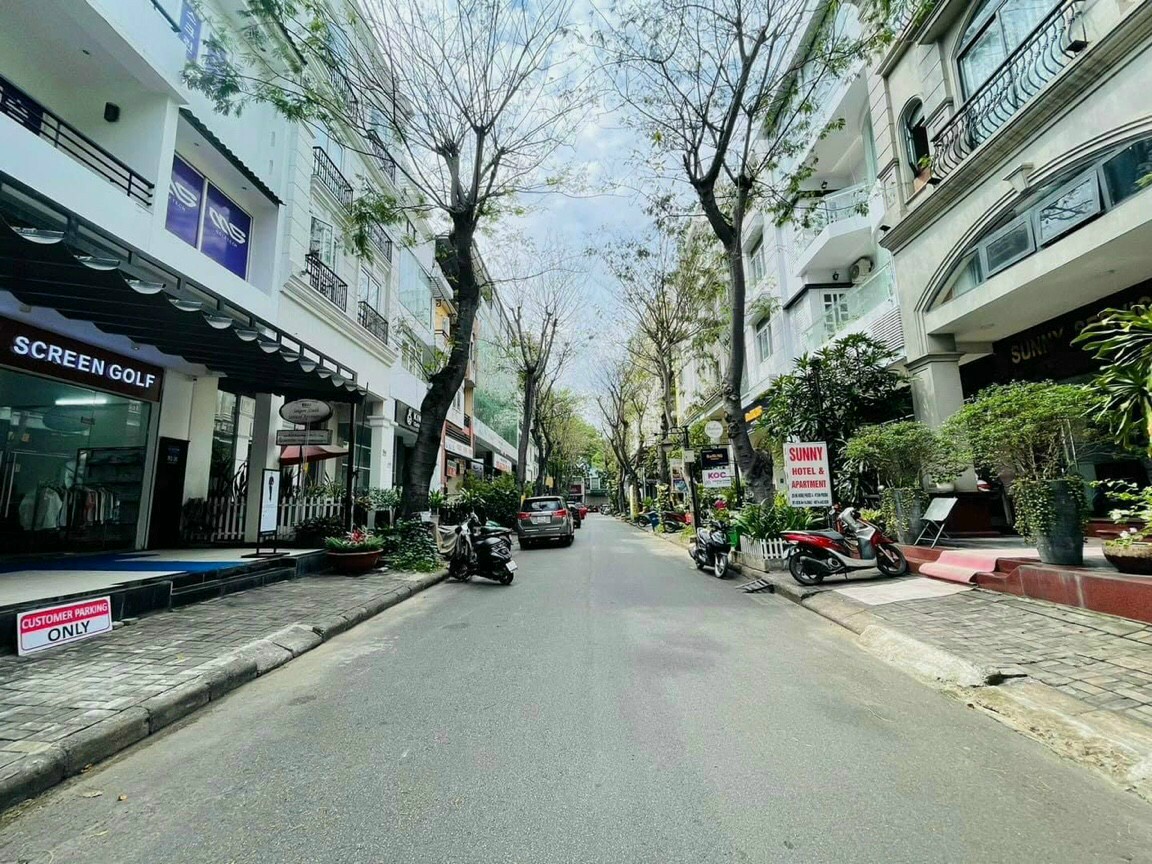 Bán Nhà phố kinh doanh căn góc cạnh công viên Hưng Phước 4- PHÚ MỸ HƯNG Q7 TP HCM, DT đất 8x18,5, giá 40 tỷ. được sử dụng thêm 2m bên hông để kinh doanh.HĐ thuê ký 5 năm giá thuê khởi điểm 3.500$. Vui lòng LH: hotline6 - 3371
