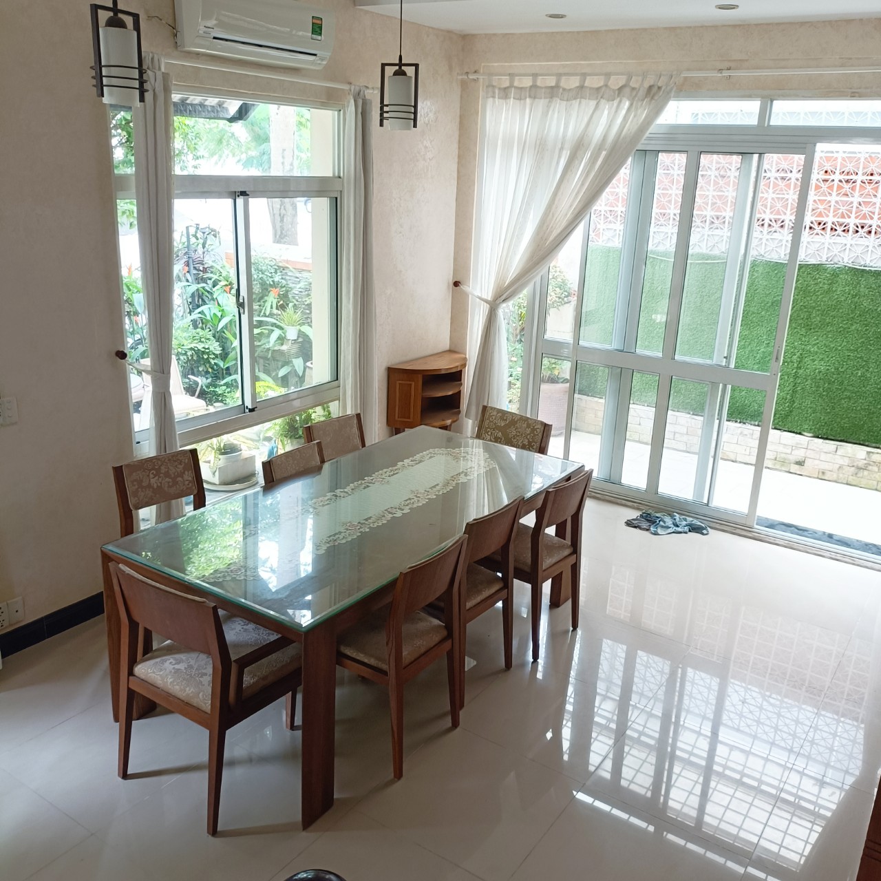 Bán biệt thự góc 2 mặt tiền đường Mỹ Thái, Phú Mỹ Hưng. Diện tích: 12x18m trệt, 2 lầu. Nội thất cao cấp. Khu an ninh, 3 phòng ngủ, sân vườn rộng. Giá chỉ: 42 tỷ. Quý khách xem nhà liên hệ: hotline Ngọc Thư - 3411
