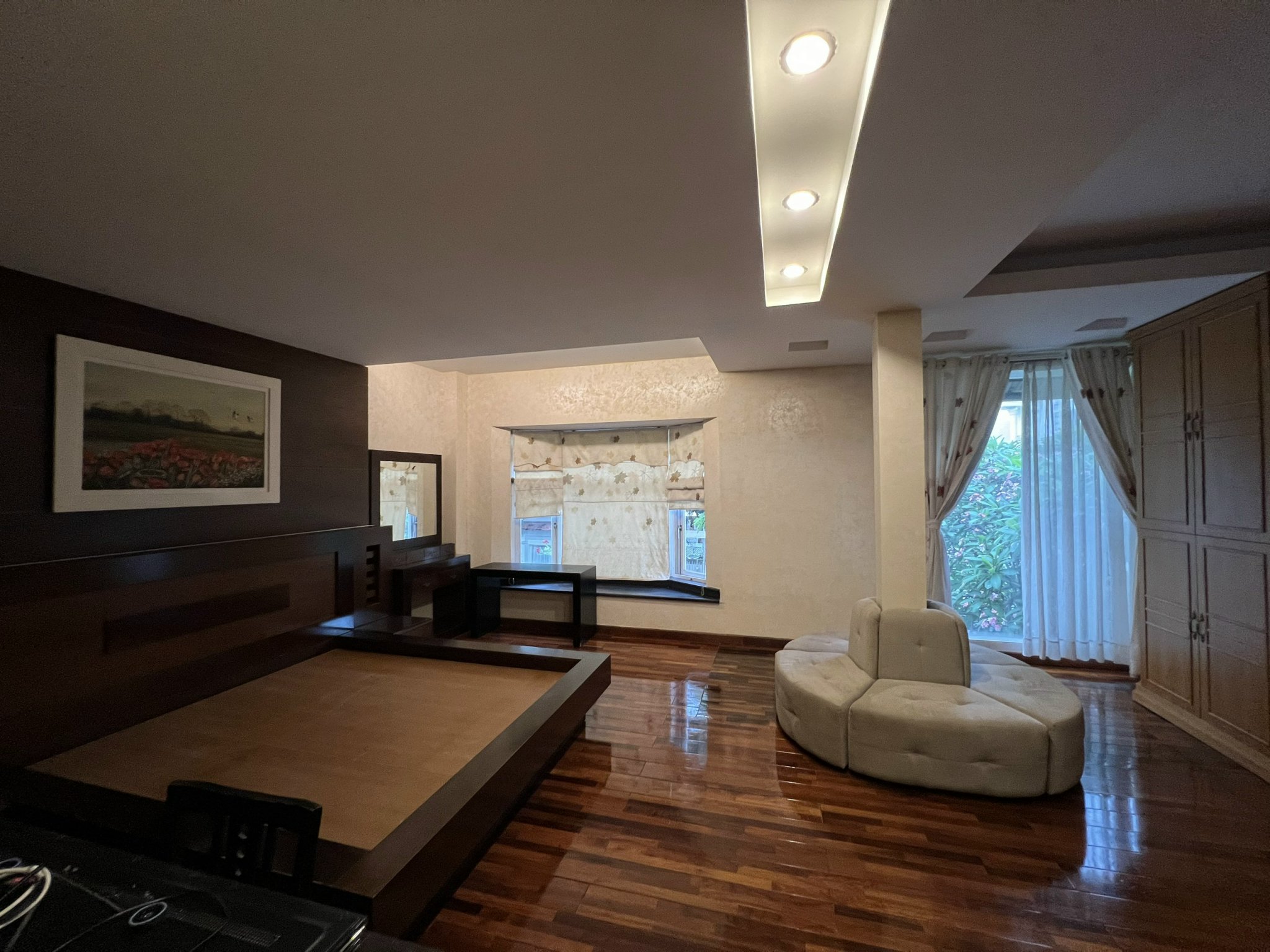 Bán biệt thự góc 2 mặt tiền đường Mỹ Thái, Phú Mỹ Hưng. Diện tích: 12x18m trệt, 2 lầu. Nội thất cao cấp. Khu an ninh, 3 phòng ngủ, sân vườn rộng. Giá chỉ: 42 tỷ. Quý khách xem nhà liên hệ: hotline Ngọc Thư - 3414