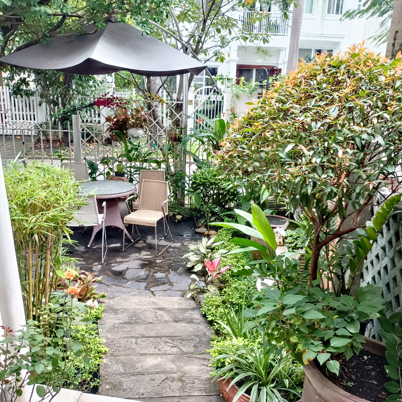Bán biệt thự góc 2 mặt tiền đường Mỹ Thái, Phú Mỹ Hưng. Diện tích: 12x18m trệt, 2 lầu. Nội thất cao cấp. Khu an ninh, 3 phòng ngủ, sân vườn rộng. Giá chỉ: 42 tỷ. Quý khách xem nhà liên hệ: hotline Ngọc Thư - 3409