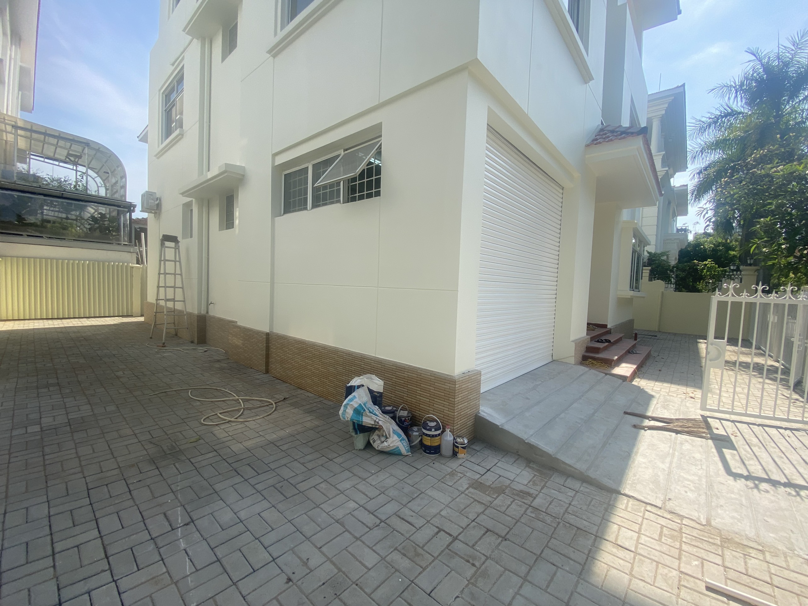 Cho thuê biệt thự đơn lập Mỹ Kim- Phú Mỹ Hưng. Diện tích: 18,5x17=314m2.Trệt, 2 lầu. 5 phòng ngủ, nhà trống có sẳn máy lạnh. Mới sơn sửa, có gara ô tô. Giá chỉ 65 tr/ tháng. Quý khách xem nhà liên hệ: hotline Ngọc Thư - 3421