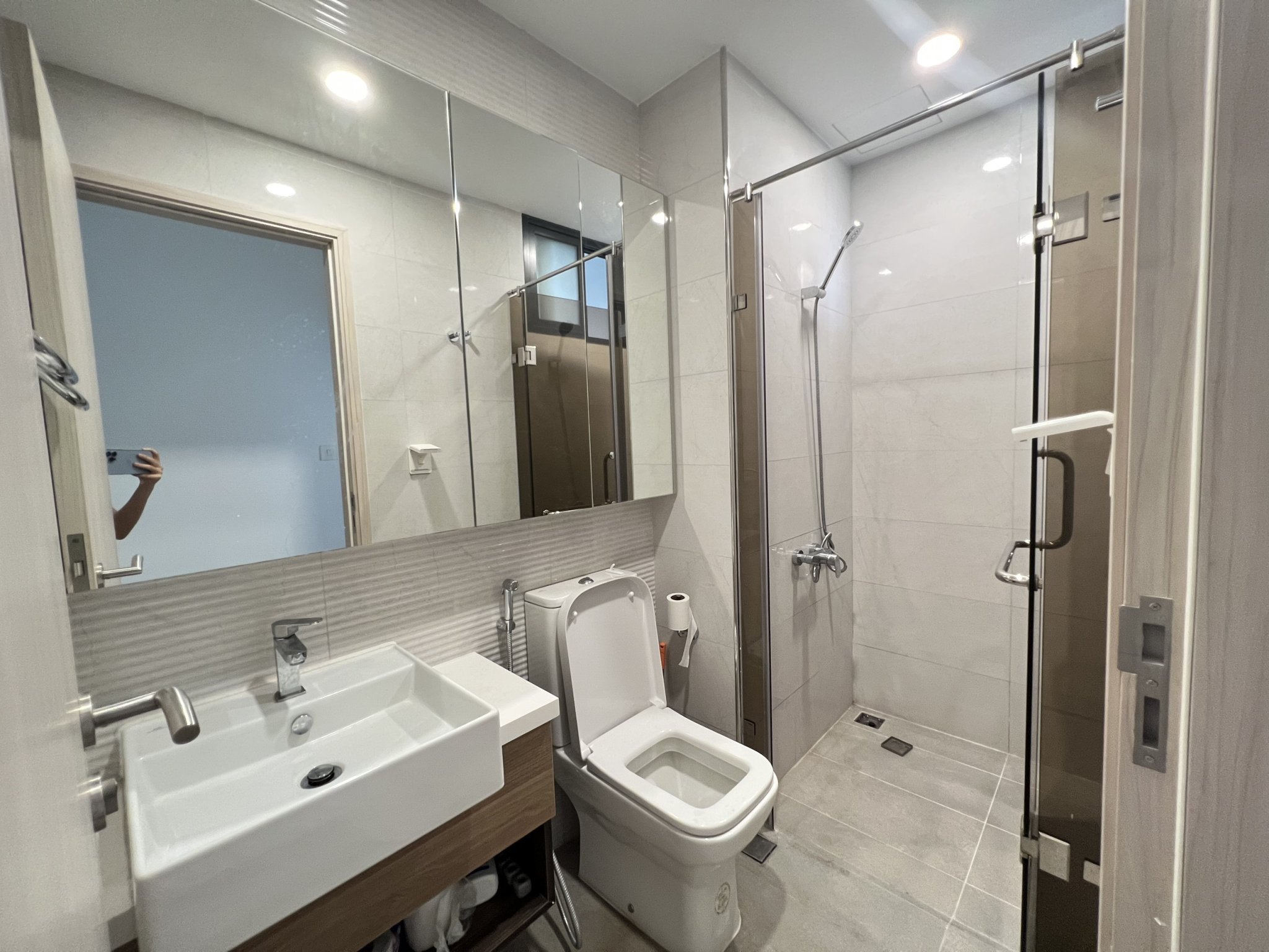 Cần bán căn hộ Hưng phúc Premier Phú Mỹ Hưng. Diện tích:  69m, 2 phòng ngủ, nội thất đầy đủ, nhà đang cho thuê dài hạn. Giá chỉ: 5,5 tỷ. Quý khách xem nhà liên hệ: hotline Ngọc Thư ( zalo, viber) - 3444