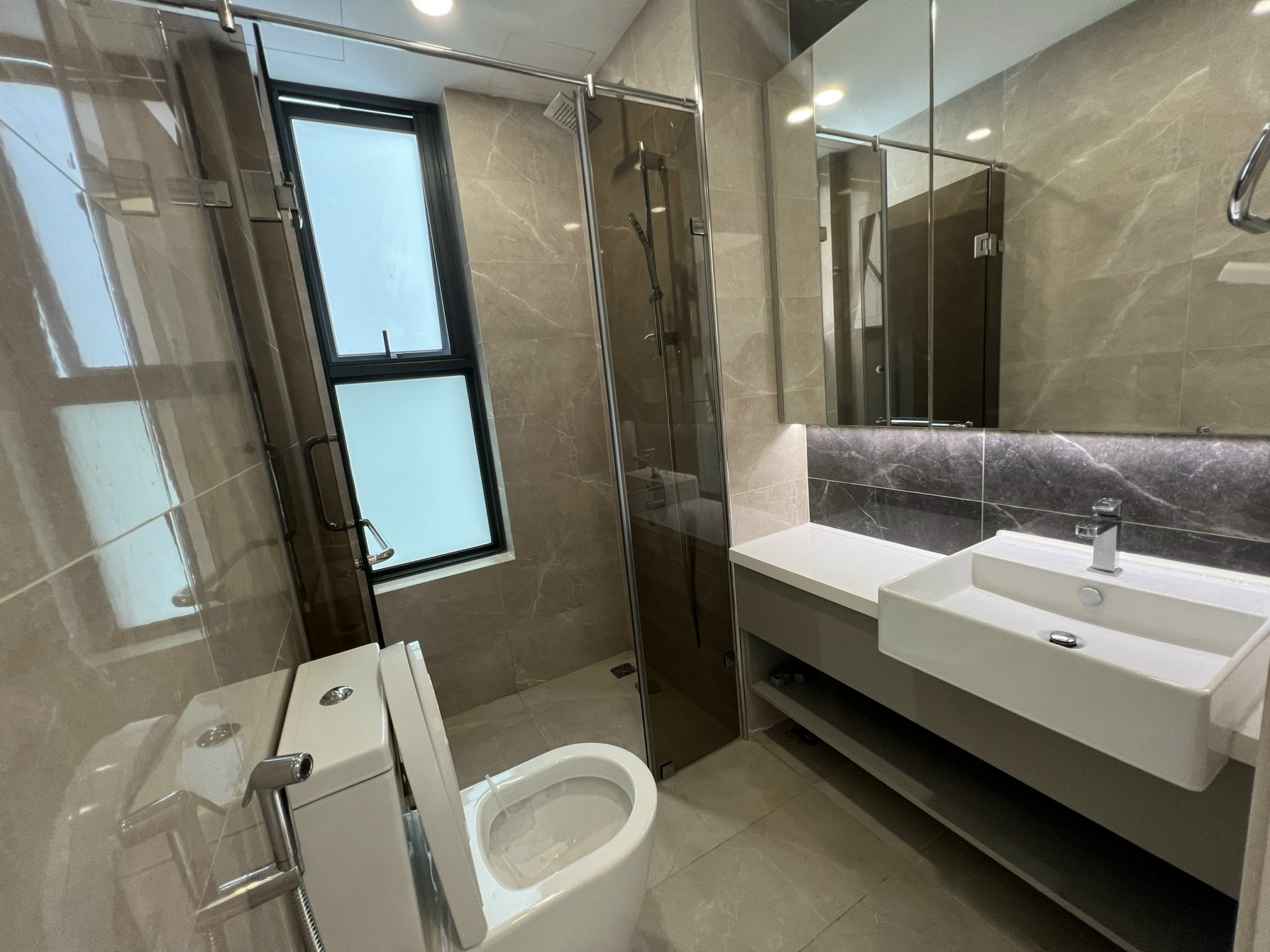 Cần bán căn hộ Hưng phúc Premier Phú Mỹ Hưng. Diện tích:  69m, 2 phòng ngủ, nội thất đầy đủ, nhà đang cho thuê dài hạn. Giá chỉ: 5,5 tỷ. Quý khách xem nhà liên hệ: hotline Ngọc Thư ( zalo, viber) - 3445