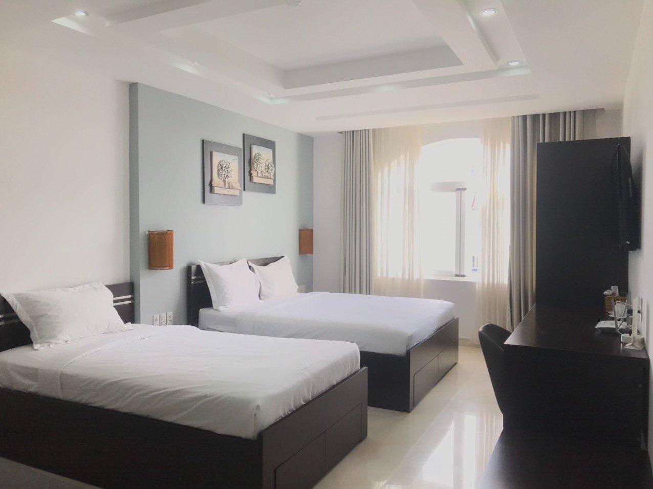Cho thuê Khách Sạn và Căn Hộ Dịch Vụ đường lớn Phan Khiêm Ích Phú Mỹ Hưng. Nhà mới có thể kinh doanh được ngay. Liên Hệ: hotline Em Thành Luân - 3501