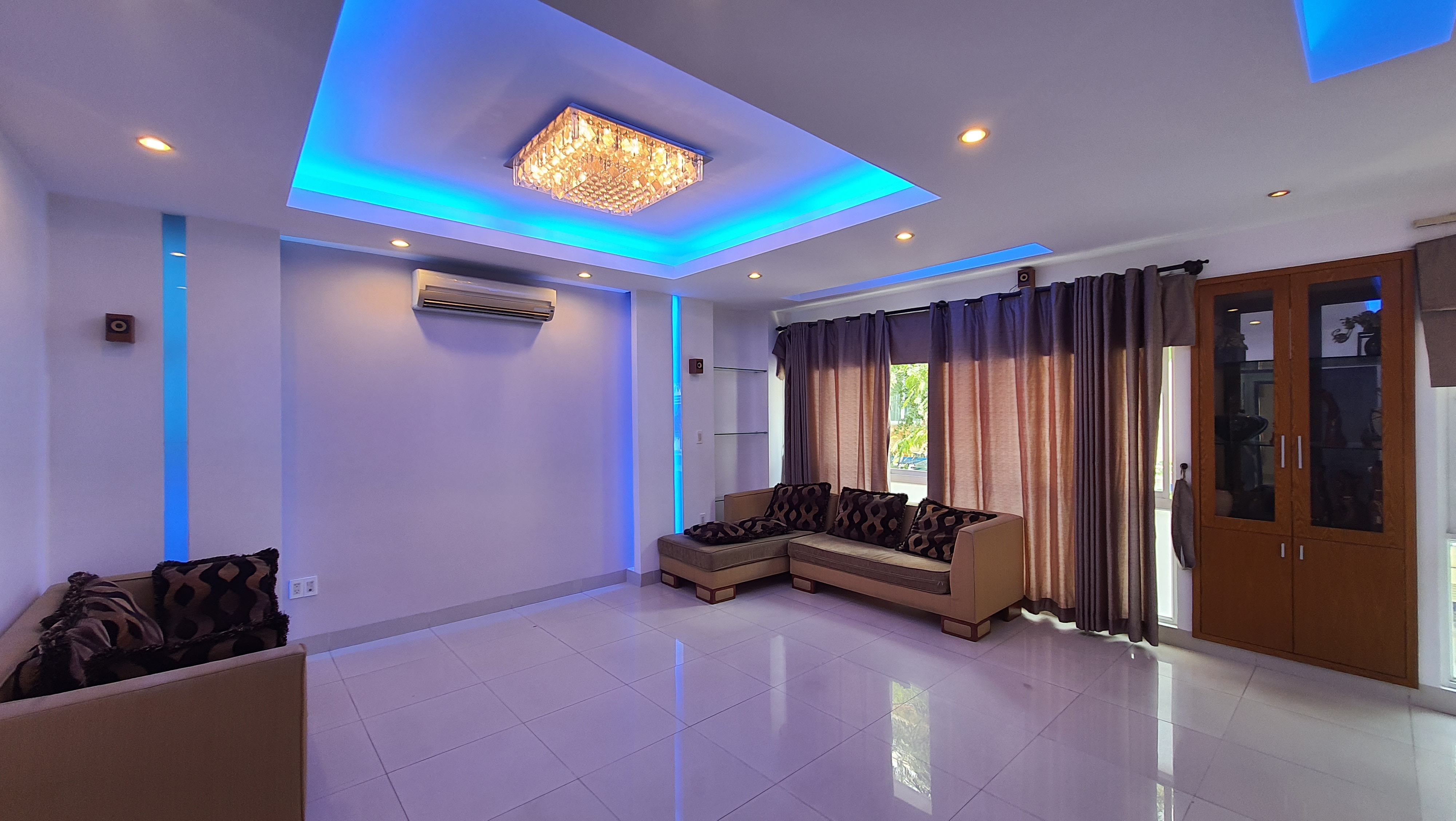 Cho thuê nhà phố kinh doanh Hưng Gia Hưng Phước Phú Mỹ Hưng. Diện tích 6x18,5m. Trệt, lửng, 3 lầu. Nhà trống, 5 phòng . Thích hợp vừa ở vừa làm văn phòng. Gía chỉ: 45tr tháng Quý khách xem nhà liên hệ: hotline Ngọc Thư