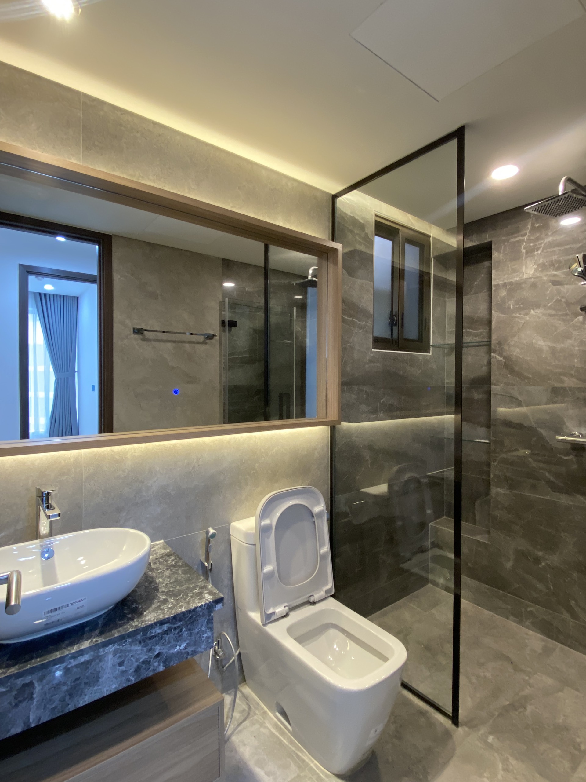 Cần cho thuê căn hộ cao cấp Midtown The Peak. Diện tích: 80m, 2 phòng ngủ, nội thất đầy đủ, nhà mới thiết kế chưa ai ở, giá chỉ: 27 tr/ tháng có ô xe đậu miễn phí ở hầm . Anh chị xem nhà liên hệ: hotline Ngọc Thư ( zalo, viber) - 3598