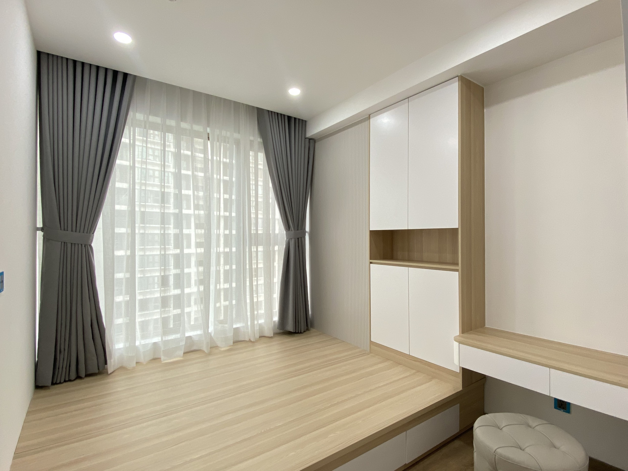 Cần cho thuê căn hộ cao cấp Midtown The Peak. Diện tích: 80m, 2 phòng ngủ, nội thất đầy đủ, nhà mới thiết kế chưa ai ở, giá chỉ: 27 tr/ tháng có ô xe đậu miễn phí ở hầm . Anh chị xem nhà liên hệ: hotline Ngọc Thư ( zalo, viber) - 3597