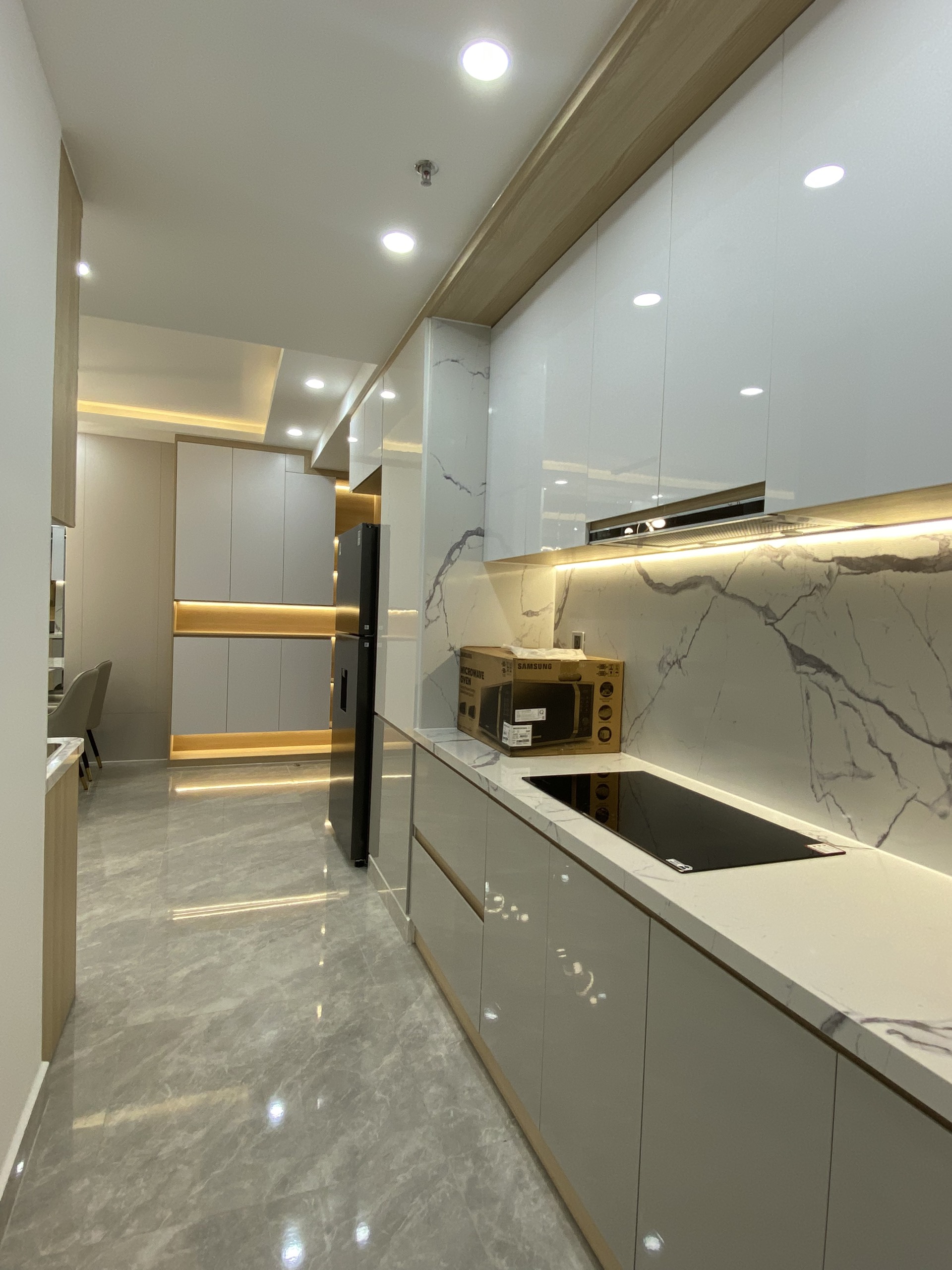 Cần cho thuê căn hộ cao cấp Midtown The Peak. Diện tích: 80m, 2 phòng ngủ, nội thất đầy đủ, nhà mới thiết kế chưa ai ở, giá chỉ: 27 tr/ tháng có ô xe đậu miễn phí ở hầm . Anh chị xem nhà liên hệ: hotline Ngọc Thư ( zalo, viber) - 3595